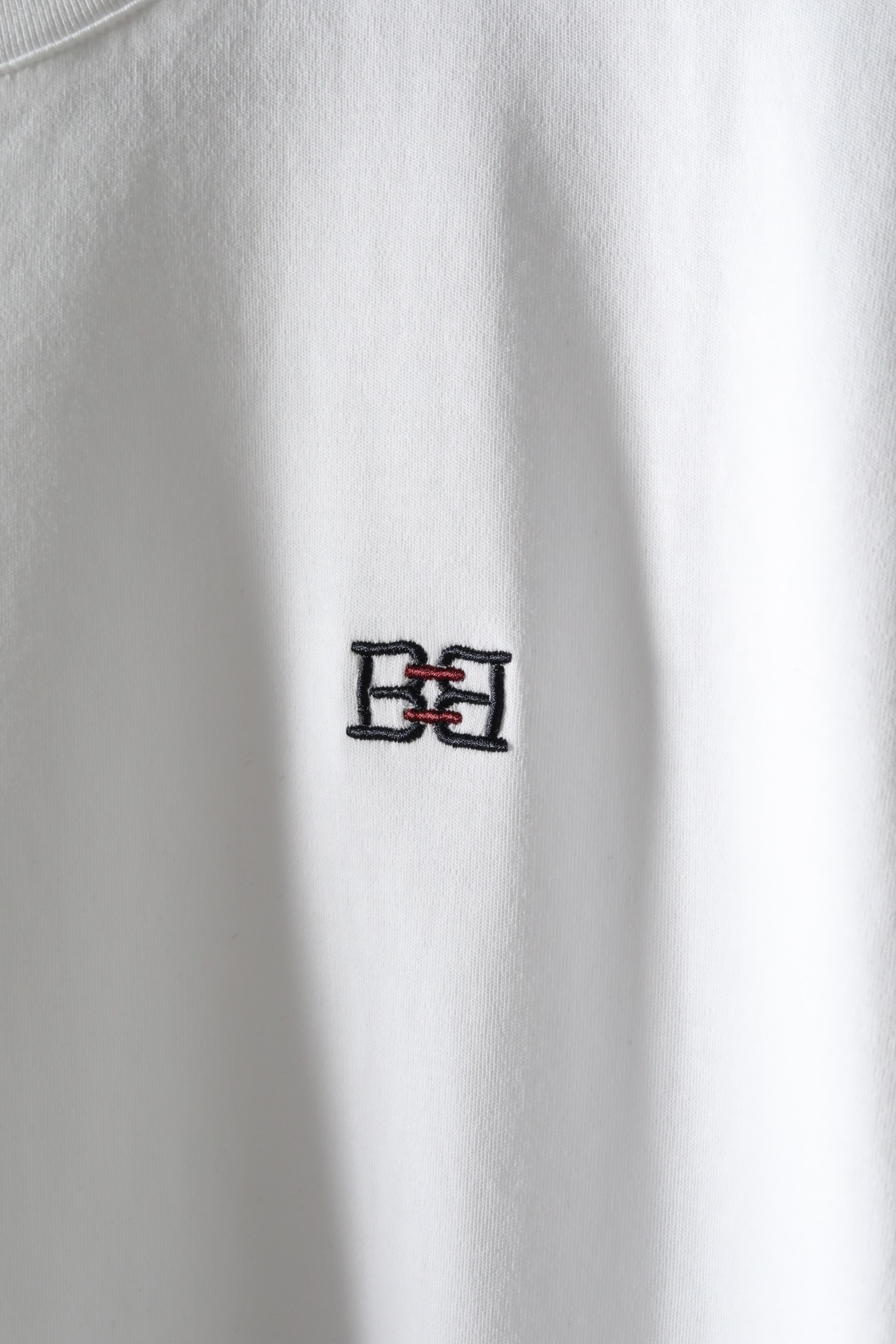 补单热款#2024BA*LY绣花短袖T恤#采用当下最时髦阔肩版型细节处理透露着艺术设计感在经典版型的T恤