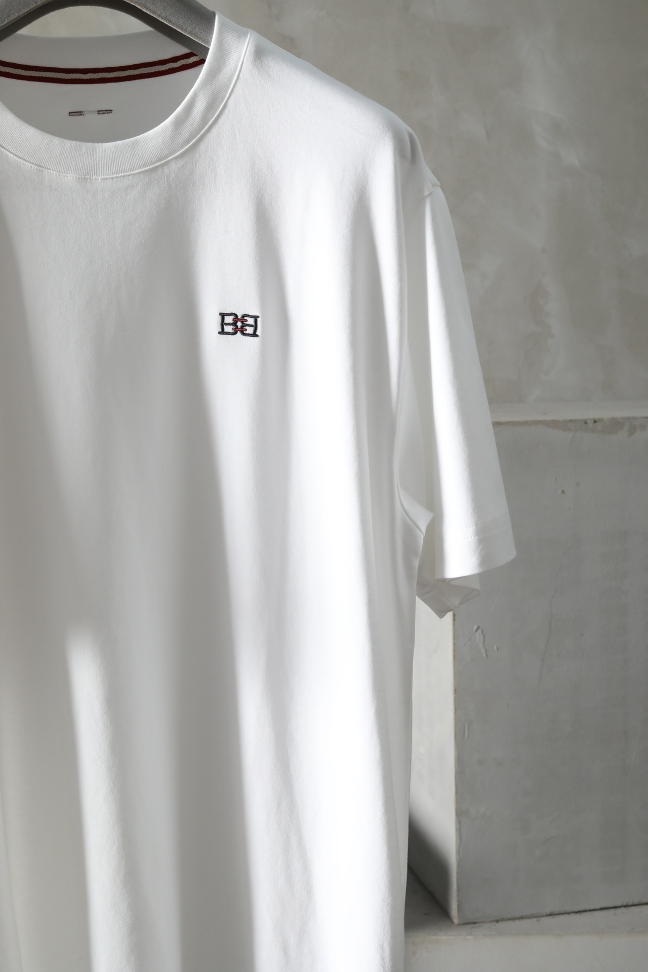 补单热款#2024BA*LY绣花短袖T恤#采用当下最时髦阔肩版型细节处理透露着艺术设计感在经典版型的T恤