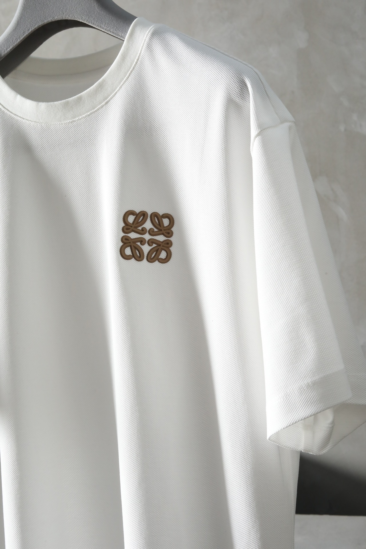 春夏新品LO*E*WE圆领T恤经典的黑白双色微宽松版型贴近lw时尚简约的风格和设计语言来自LW日本线的独