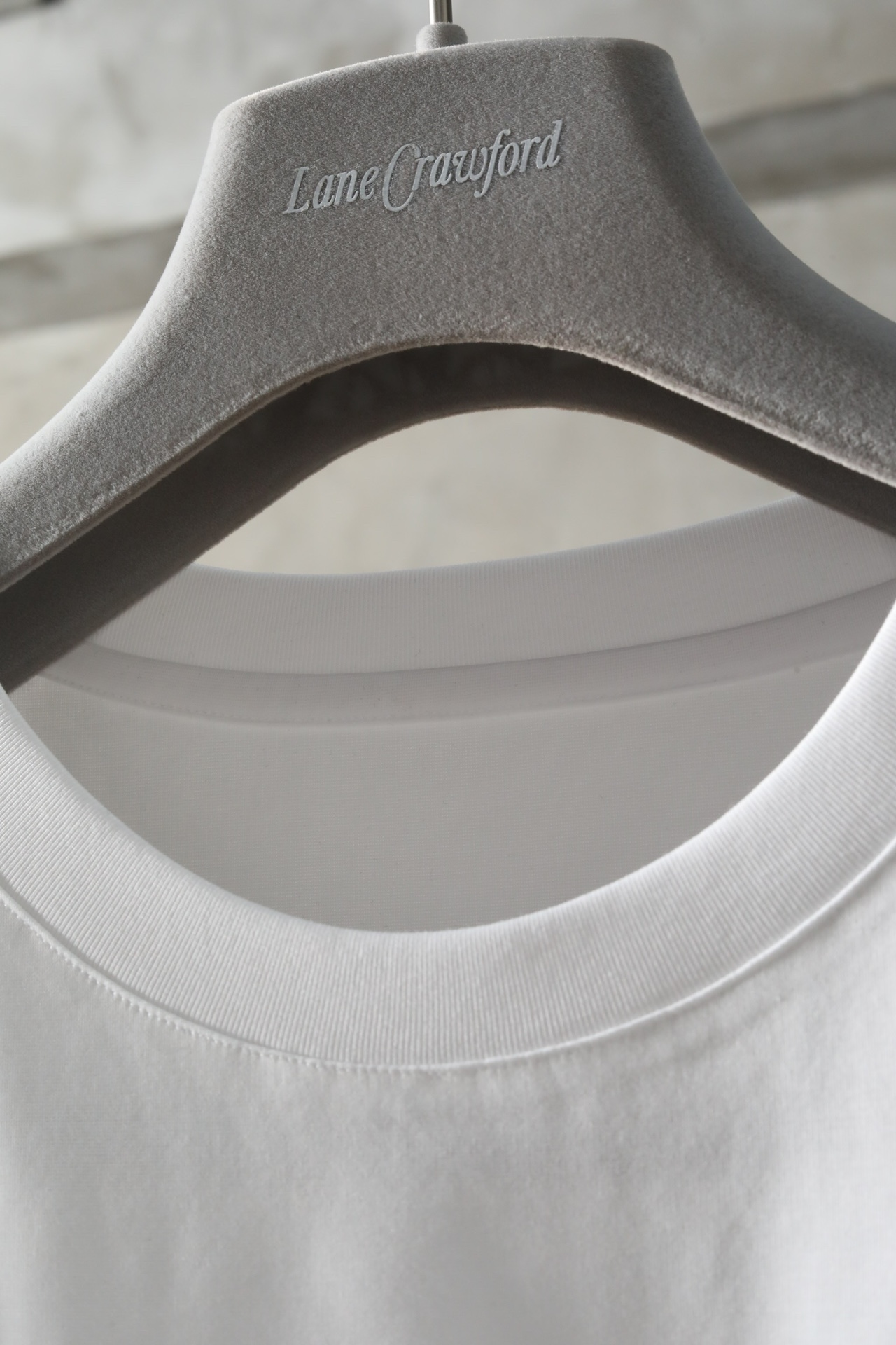 MON新制品24SS新品极简的设计风格官网同步释出选用61%棉纤维33聚酯6%弹力蛋白丝的混合材质轻柔透
