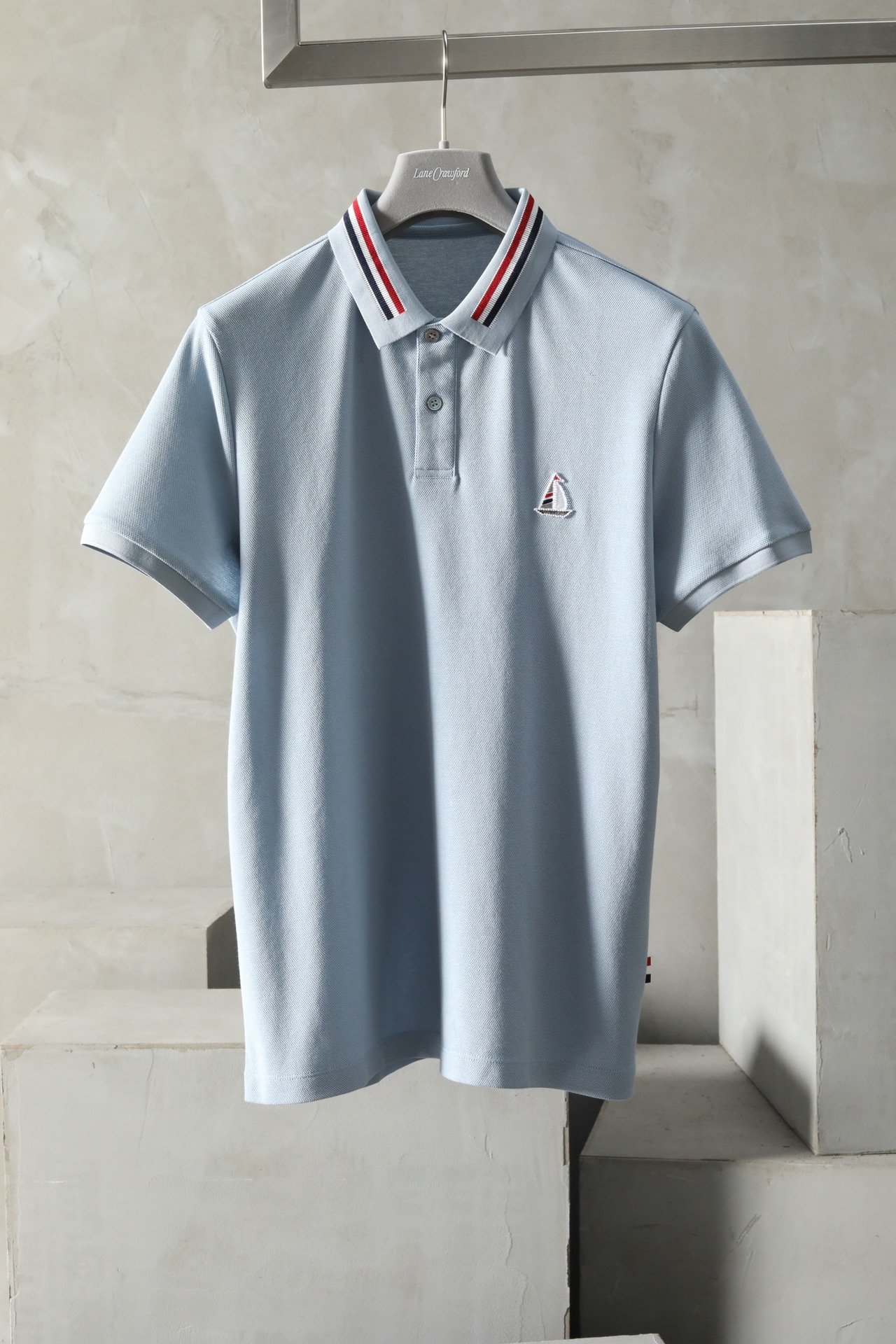 NO:137163,# THom BRo*wn Lapel T-shirt. Latest show products, selected 77 natural cotton and 23 elastic fibers, special craftsmanship, four-color cotton thread crochet collar, creating a delicate three-dimensional bead-like feeling, refreshing and breathable, bringing a unique summer wear. High-end self-evident. Classic red, white and blue gradient embroidery, color change fritillar button three-dimensional sailboat embroidery logo, bringing freshness. Color black gray sky blue. Size M-3XL #ZE48111,,tees, t-shirt, alexander wang19860909# THom BRo*wn 翻领T恤.最新秀场制品, 精选77天然棉与23弹力纤维,特殊工艺,四重色彩棉线钩织领,打造细腻的立体珠地感,清爽透气,带来独一无二的的夏季穿着感.高级不言而喻.经典的红白蓝渐色绣花,变色贝母钮扣立体帆船绣标,带来新鲜气息. 颜色黑色 灰色 天蓝色. 尺码M-3XL #ZE48111,,tees，t-shirt,alexander wang,Men's clothing