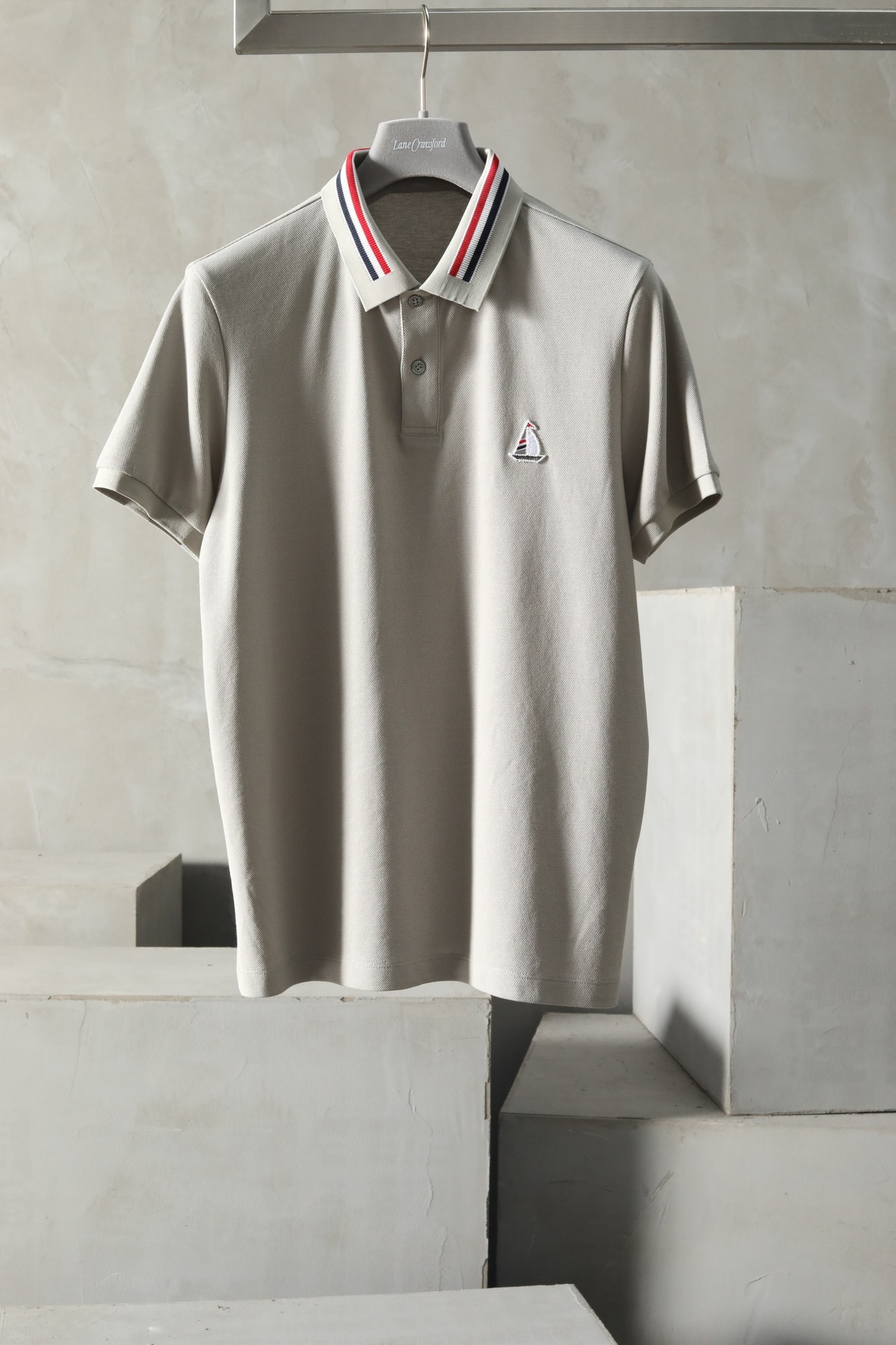 NO:137165,THom BRo*wn Lapel T-shirt. Latest show products, selected 77 natural cotton and 23 elastic fibers, special craftsmanship, four-color cotton thread crochet collar, creating a delicate three-dimensional bead-like feeling, refreshing and breathable, bringing a unique summer wear. High-end self-evident. Classic red, white and blue gradient embroidery, color change fritillar button three-dimensional sailboat embroidery logo, bringing freshness. Color black gray sky blue. Size M-3XL #ZE48111,,tees, t-shirt,alexander wang19860909THom BRo*wn 翻领T恤.最新秀场制品, 精选77天然棉与23弹力纤维,特殊工艺,四重色彩棉线钩织领,打造细腻的立体珠地感,清爽透气,带来独一无二的的夏季穿着感.高级不言而喻.经典的红白蓝渐色绣花,变色贝母钮扣立体帆船绣标,带来新鲜气息. 颜色黑色 灰色 天蓝色. 尺码M-3XL #ZE48111,,tees，t-shirt,alexander wang,Men's clothing