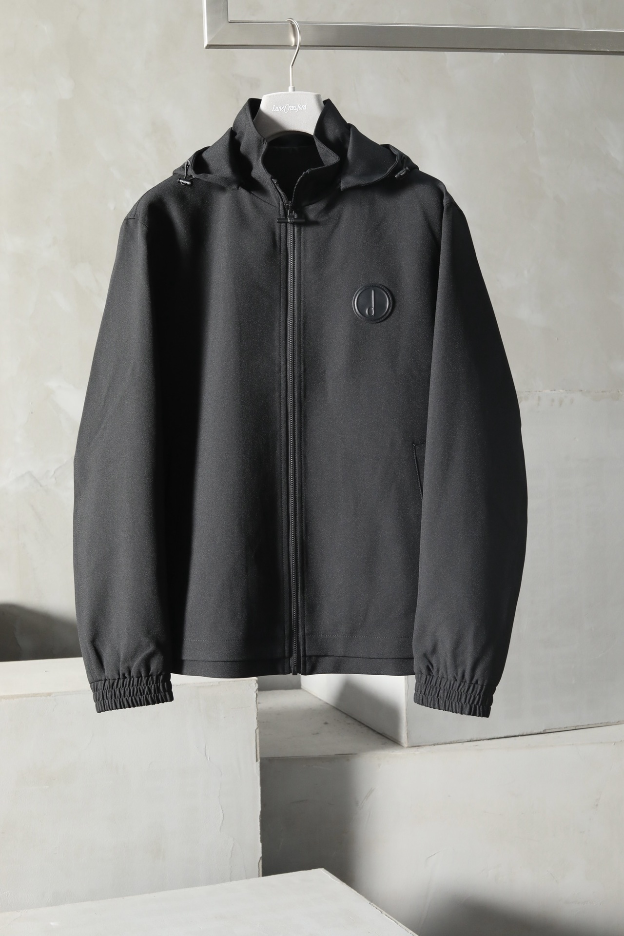 NO:502788,MA*G*ELA two-color base# MMM, the defender of the fashion industry, each needle and thread is woven with environmental protection and freehand design. The refreshing two-color base is made of 50.2 recycled fiber, light as the light of the morning light, embracing natural and gentleness; 44.4 cotton is integrated, skin-friendly and breathable, like a cloud caress. 5.4 Leica elasticity, stretch freely, showing the beauty of the body. Mirror reversing Paris letters, low-key and luxurious embroidery, three-dimensional patchwork, with distinct layers and unique touch. Double-circle letter embroidery, each needle embroidered with ingenious romance. Color black white Size M-3XL #ZE40073,,alexander wang19860909MA*G*ELA双色打底# MMM,时尚界的卫道士,每一针一线都编织着环保与写意设计.清爽的双色打底,采用50.2再生纤维,轻盈如晨曦微光,拥抱自然温柔；44.4棉质融入,亲肤透气,如云朵轻抚.5.4莱卡弹力,自如伸展,尽显身形之美.镜像反转Paris字母,低调奢华绣花,立体拼布充胶,层次分明,触感独特.双圈字母绣花,每一针都绣出匠心独运的浪漫. 颜色黑色 白色 尺码M-3XL #ZE40073,,alexander wang,Men's clothing