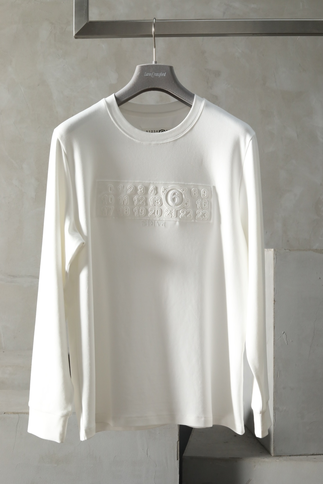 NO:116907,MA*G*ELA two-color base# MMM, the defender of the fashion industry, each needle and thread is woven with environmental protection and freehand design. The refreshing two-color base is made of 50.2 recycled fiber, light as the light of the morning light, embracing natural and gentleness; 44.4 cotton is integrated, skin-friendly and breathable, like a cloud caress. 5.4 Leica elasticity, stretch freely, showing the beauty of the body. Mirror reversing Paris letters, low-key and luxurious embroidery, three-dimensional patchwork, with distinct layers and unique touch. Double-circle letter embroidery, each needle embroidered with ingenious romance. Color black white Size M-3XL #ZE40073,,alexander wang19860909MA*G*ELA双色打底# MMM,时尚界的卫道士,每一针一线都编织着环保与写意设计.清爽的双色打底,采用50.2再生纤维,轻盈如晨曦微光,拥抱自然温柔；44.4棉质融入,亲肤透气,如云朵轻抚.5.4莱卡弹力,自如伸展,尽显身形之美.镜像反转Paris字母,低调奢华绣花,立体拼布充胶,层次分明,触感独特.双圈字母绣花,每一针都绣出匠心独运的浪漫. 颜色黑色 白色 尺码M-3XL #ZE40073,,alexander wang,Men's clothing