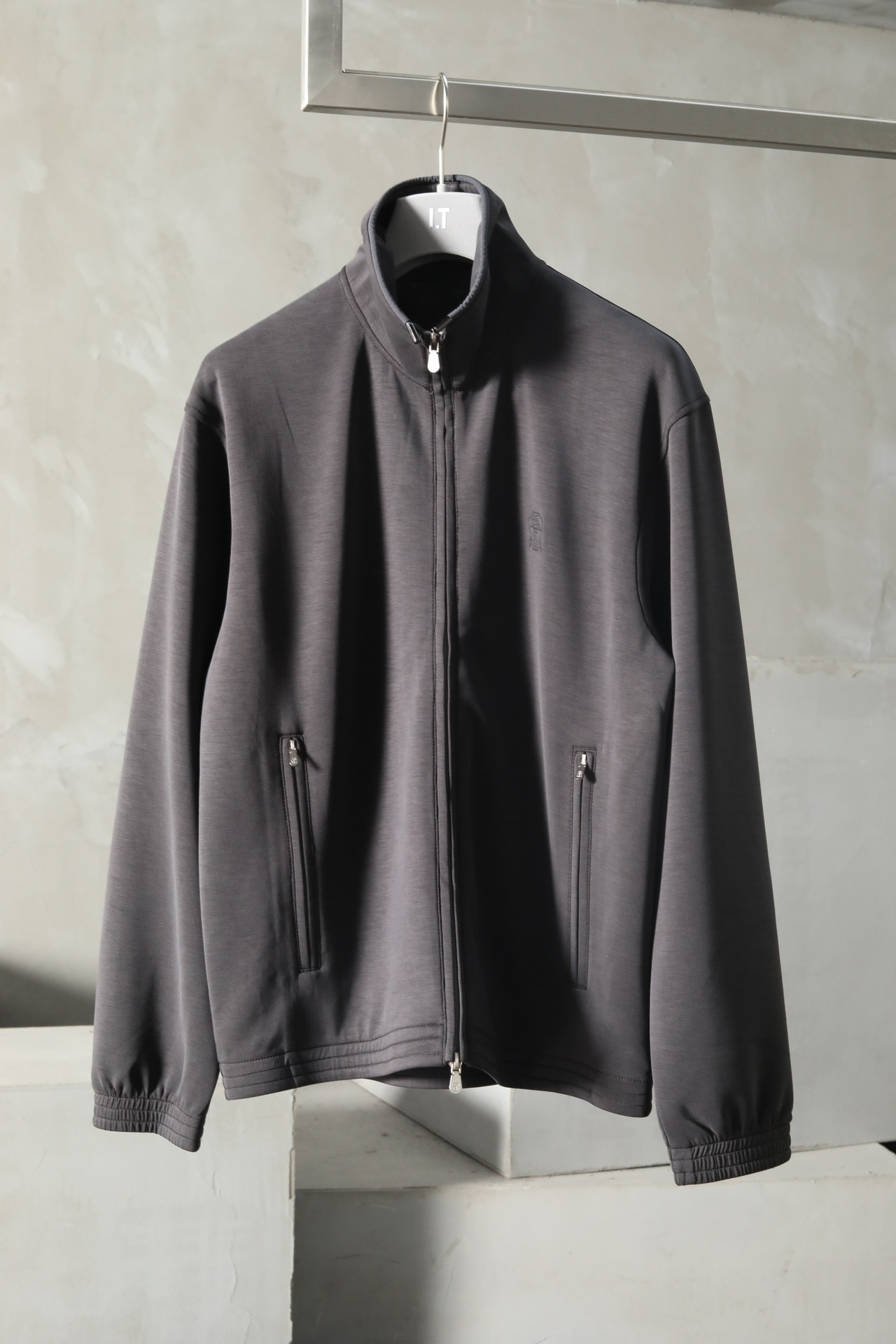 NO:502783,Autumn and winter series hottest, BC two-color zipper sweatshirt adopts 51 polyester fiber + 43 modal + 6 spandex gold ratio, skin is friendly, silky, warm and farewell to the heavy, lightly embrace the warm sun in winter. The full-edge double-line design, each inch reveals the persistence and pursuit of craftsmen. The sports zipper sweatshirt combined with drawstring knot sweatshirts are loose and comfortable, simple but not simple, showing the low-key elegance of Italian luxury, like high-end customization, just for the unique you. Color black plain gray Size M-3XL #JK28177,,hoodie,sweatshirts,gold,alexander wang19860909秋冬系列爆款,BC双色拉链卫衣 采用51聚酯纤维+43莫代尔+6氨纶黄金配比,肌肤之亲,如丝般柔滑,保暖同时告别厚重,轻盈拥抱冬日暖阳.全包边双线设计,每一寸都透露着匠人的执着与追求,运动型拉链卫衣结合抽绳结卫裤,宽松舒适,简约而不简单,尽显意式奢华的低调优雅,如同高级定制,只为独一无二的您 颜色黑色 素灰色 尺码M-3XL #JK28177,,hoodie,sweatshirts,gold,alexander wang,Men's clothing