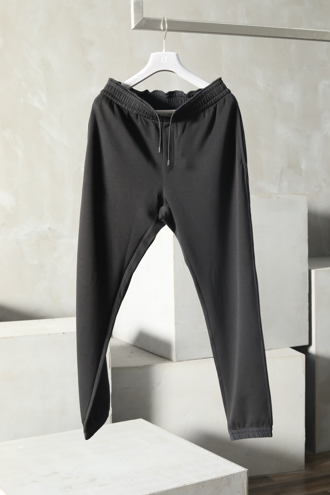 NO:502778,BC two-color elastic pants are made of 51 polyester fiber + 43 modal + 6 spandex gold ratio. The skin is so close, silky, warm and farewell to the heavy, and lightly embrace the warm winter sun. [Craftsmanship·Details win] Full-in-line double-line design, each inch reveals the persistence and pursuit of craftsmen. Sports zipper sweatshirt combined with drawstring knot sweatpants are loose and comfortable, simple but not simple, showing the low-key elegance of Italian luxury, just like high-end customization, just for the unique you. [Elegant travel·Show style] Whether it is the calmness of business negotiations or the comfort of leisure time, this set of equipment can easily control it, becoming the most eye-catching scenery on the streets and alleys, making every trip the beginning of a better life. Color black M-3XL gray L, XL, 2XL  #YE40025, hoodie,sweatshirts,gold,alexander wang19860909BC双色松紧裤采用51聚酯纤维+43莫代尔+6氨纶黄金配比,肌肤之亲,如丝般柔滑,保暖同时告别厚重,轻盈拥抱冬日暖阳.【匠心工艺·细节致胜】全包边双线设计,每一寸都透露着匠人的执着与追求,运动型拉链卫衣结合抽绳结卫裤,宽松舒适,简约而不简单,尽显意式奢华的低调优雅,如同高级定制,只为独一无二的您.【优雅出行·尽显格调】无论是商务洽谈的沉稳,还是休闲时光的惬意,这套装备都能让您轻松驾驭,成为街头巷尾最亮眼的风景线,让每一次出行都成为美好生活的开始. 颜色黑色 M-3XL 灰色L,XL,2XL #YE40025,,hoodie,sweatshirts,gold,alexander wang,Men's clothing