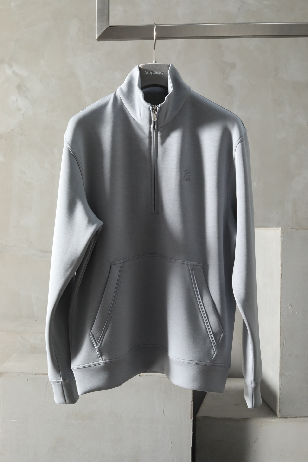 NO:502767,FW Autumn and Winter Series Exclusive Luxury Bru*n*llo Cu*cin*lli, synonymous with Italian style, each work is the crystallization of art and quality. Silky touch, warm as before. It uses 53.8 polyester fiber + 39 modal + 7.2 spandex ratio, the skin is friendly, silky, and warm, while saying goodbye to the heavy, and embracing the warm sun in winter. Craftsmanship and details win. Double-line design, each inch reveals the persistence and pursuit of craftsmen. Sporty hooded zipper sweatshirt, loose and comfortable, simple but not simple, showing the low-key elegance of Italian luxury, like high-end customization, just for the unique you. Elegant travel, full style, and comfortable leisure time. Color black, dark gray, light gray, size M-3XL  #WY28266, hoodie,sweatshirts,hats,alexander wang19860909FW秋冬系列 尊享奢华 Bru*n*llo Cu*cin*lli,意式风尚的代名词,每一件作品皆是艺术与品质的结晶. 丝滑触感·温暖如初.采用53.8聚酯纤维+39莫代尔+7.2氨纶配比,肌肤之亲,如丝般柔滑,保暖同时告别厚重,轻盈拥抱冬日暖阳. 匠心工艺·细节致胜.双线设计,每一寸都透露着匠人的执着与追求,运动型带帽拉链卫衣,宽松舒适,简约而不简单,尽显意式奢华的低调优雅,如同高级定制,只为独一无二的您. 优雅出行·尽显格调,惬意休闲时光. 颜色黑色 深灰色 浅灰色 尺码M-3XL #WY28266,,hoodie,sweatshirts,hats,alexander wang,Men's clothing