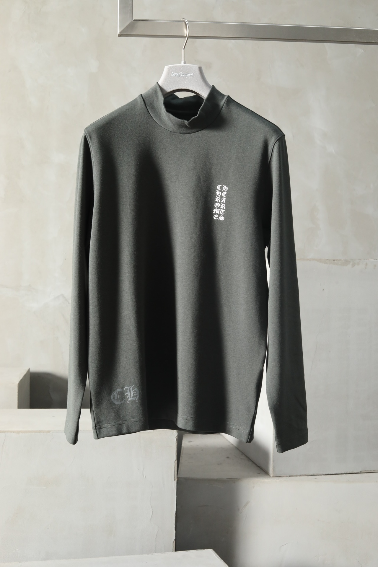 NO:502773,FW CRS men's new product, two-color base, three-dimensional craftsmanship, gentle color gradient, making daily outfits look extraordinary. Selected materials are delicate and comfortable to touch. The skin-friendly and crisp using 46.3 long velvet cotton fiber, blending the softness of 49.3 modal, 4.4 spandex breathable and smooth, elastic and warm and blessed. The outer material is as smooth as silk, and the inner velvet is delicate. Croxin's classic flower letter printing, the mid-collar design is versatile, easy to deal with the temperature changes in autumn and winter, and the craftsmanship is ingenious, showing the quality. Color black green Size M-3XL #ED28293,,chrome hearts,alexander wang19860909FW CRS克罗男装新品双色打底,立体工艺,色彩温柔渐变,让日常穿搭焕发不凡魅力. 精选材质细腻触感·舒适升级 采用46.3长绒棉纤维的亲肤挺括,融合49.3莫代尔的柔软,4.4氨纶的透气顺滑,弹力灵动,温暖加持.外料光滑如丝,内里细腻起绒.克罗心经典花型字母印花,中领设计百搭,轻松应对秋冬气温变化,匠心工艺,尽显品质感. 颜色黑色 绿色 尺码M-3XL #ED28293,,chrome hearts,alexander wang,Men's clothing