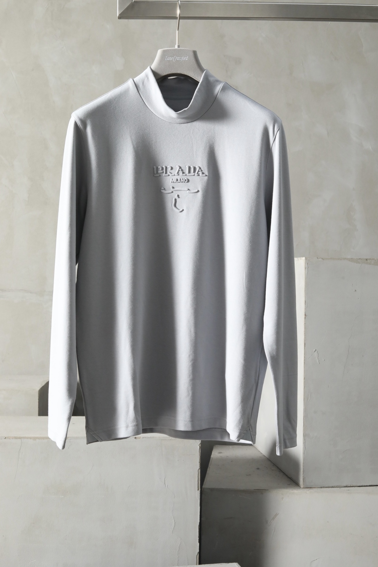 NO:502768,Ingenious craftsmanship·Autumn and Winter Fashion FW P*A*D*A Men's new product, two-color base, three-dimensional craftsmanship, gentle color gradient, making daily outfits look extraordinary. Selected materials are delicate and touched, comfortable and upgraded. It adopts 46.3 crispness, fusion of 49.3 modal softness, 4.4 spandex breathable and smooth, elastic and warm blessing. The outer material is as smooth as silk, and the inner inside is as delicate as velvet. PA classic relief light and shadow filled with glue, and the back collar is layered with triangle logo, ingenious craftsmanship, showing the quality. Color black light gray Size M-3XL #ED28290,,alexander wang19860909匠心独运·秋冬风尚 FW P*A*D*A男装新品双色打底,立体工艺,色彩温柔渐变,让日常穿搭焕发不凡魅力. 精选材质细腻触感·舒适升级 采用46.3的挺括,融合49.3莫代尔的柔软,4.4氨纶的透气顺滑,弹力灵动,温暖加持.外料光滑如丝,内里细腻如绒.PA经典浮雕光影充胶,后领层叠三角徽标,匠心工艺,尽显品质感. 颜色黑色 浅灰 尺码M-3XL #ED28290,,alexander wang,Men's clothing