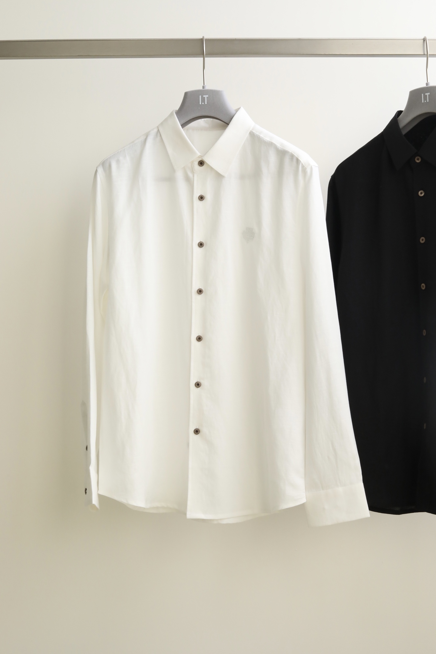 NO:116903,LP spring and summer long-sleeved blended shirt | Quality choice, refreshing and chic **High-quality fabric**Selected 40 French high-quality linen, soft and breathable, sweat-absorbing and non-stick, combined with 60-day silk, it is more comfortable to wear in spring and summer. **Exquisite craftsmanship**Delicate line, with its own grainy texture and linen fabrics, durable and undeformed, details show quality **Simple and versatile **Classic solid color   Loro Piana badge embroidery pattern, easy to match, and wear gentlemanly Decoration Color Black White Size M-2XL,,loro Piana,loro Piana,alexander wang19860909LP春夏款长袖混纺衬衣 | 品质之选,清爽潇洒 **高品质面料**精选40法国优质亚麻,柔软透气,吸汗不粘,结合60天丝,春夏日常穿着更舒适. **精致工艺**细腻走线,自带横纹及麻织品的颗粒感,耐穿不变形,细节彰显品质 **简约百搭**经典纯色 Loro Piana徽章绣花图案,轻松搭配,穿出绅士风度 颜色黑色 白色 尺码M-2XL,,loro piana,loro piana,alexander wang,Men's clothing