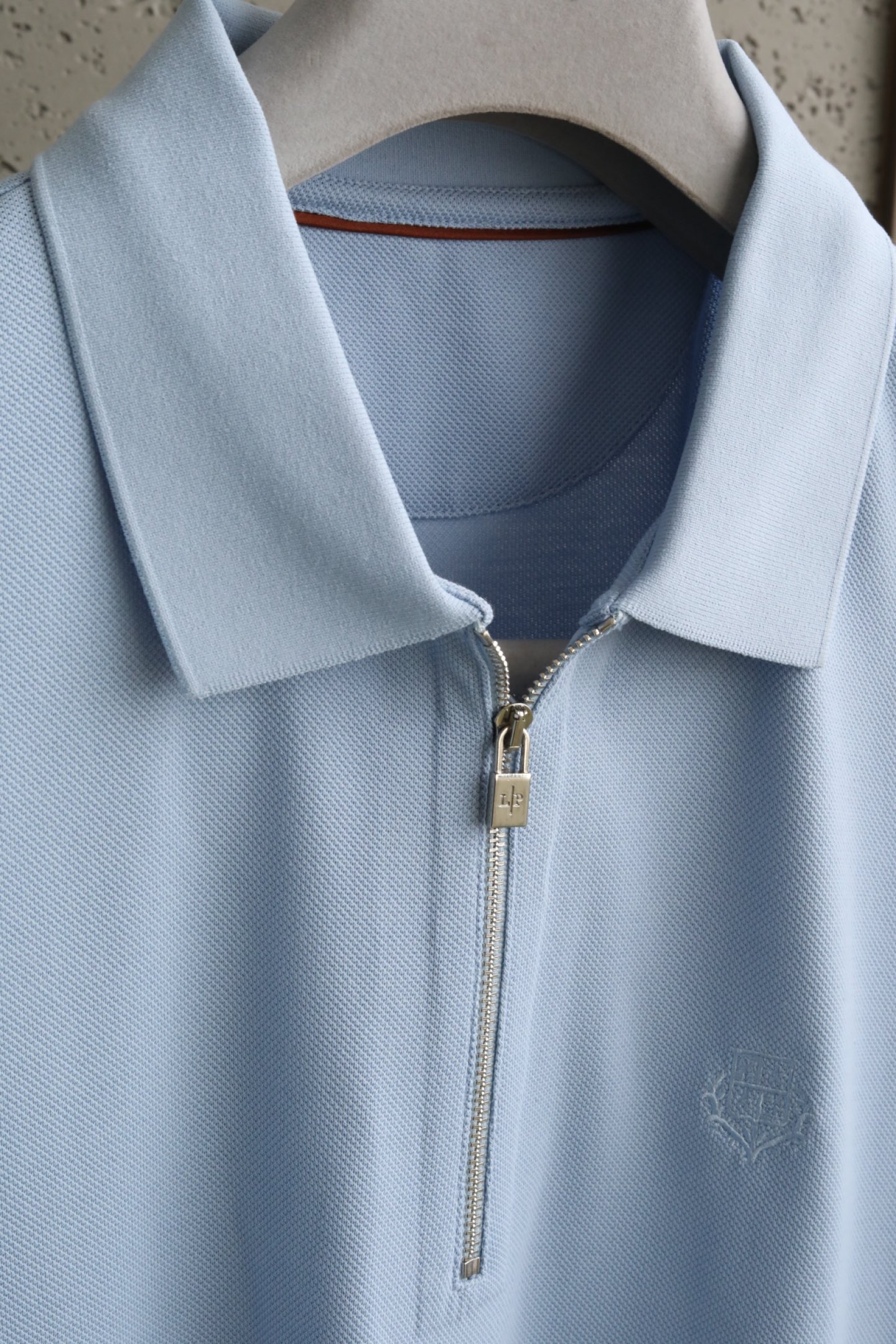 🔥 loro Piana春夏季桑蚕丝混纺T恤 | 品质之选，清爽潇洒🔥👕 高品质面料：精选22.5%莱赛