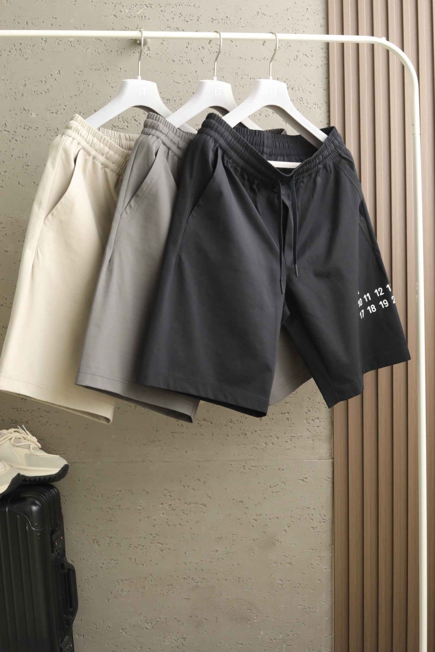 MMM三色微阔短裤｜时尚演绎 设计风格✨甄选定制化赋能聚酯纤维，轻质均匀的浆层外料，带来细腻丝滑触感的同