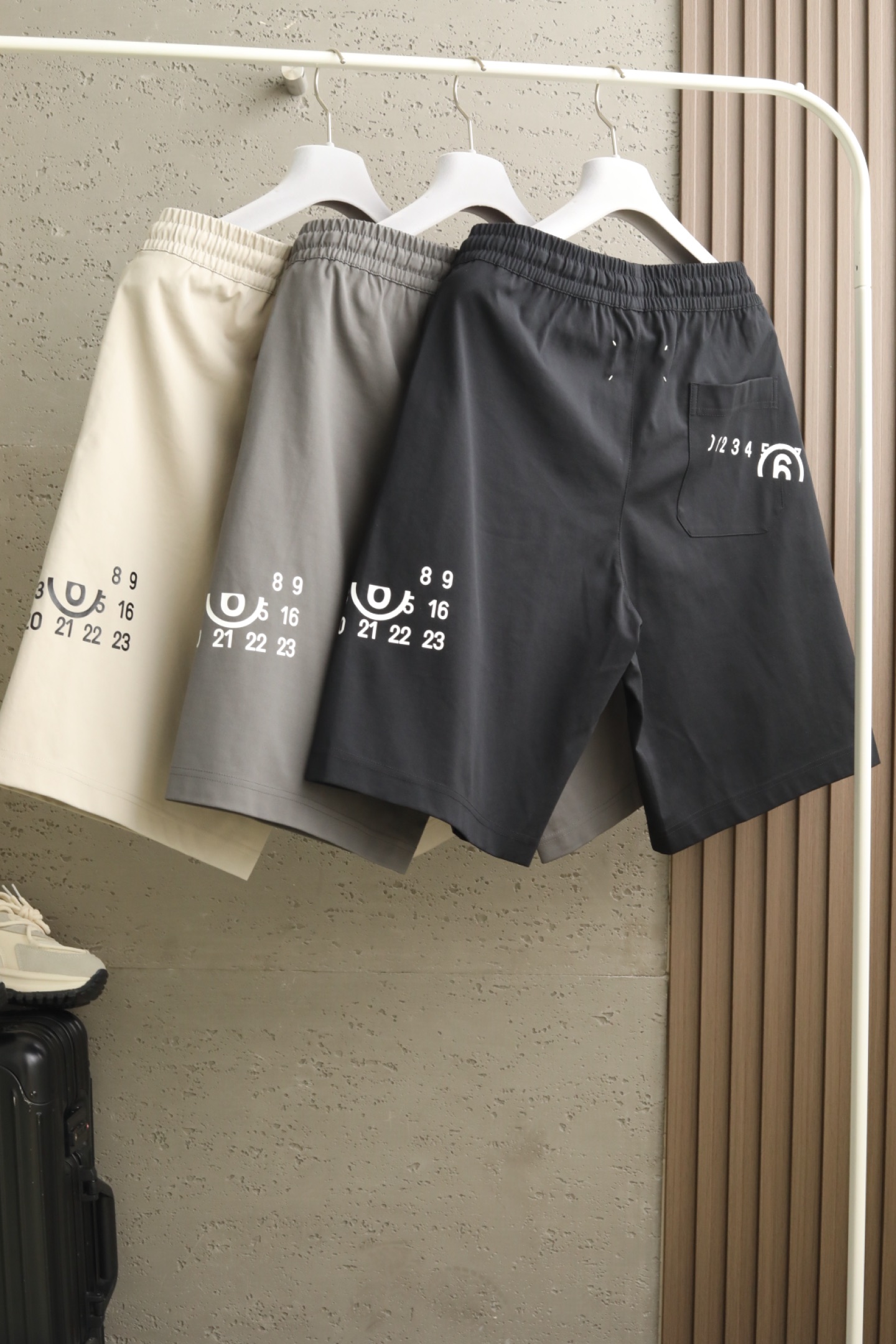 MMM三色微阔短裤｜时尚演绎 设计风格✨甄选定制化赋能聚酯纤维，轻质均匀的浆层外料，带来细腻丝滑触感的同