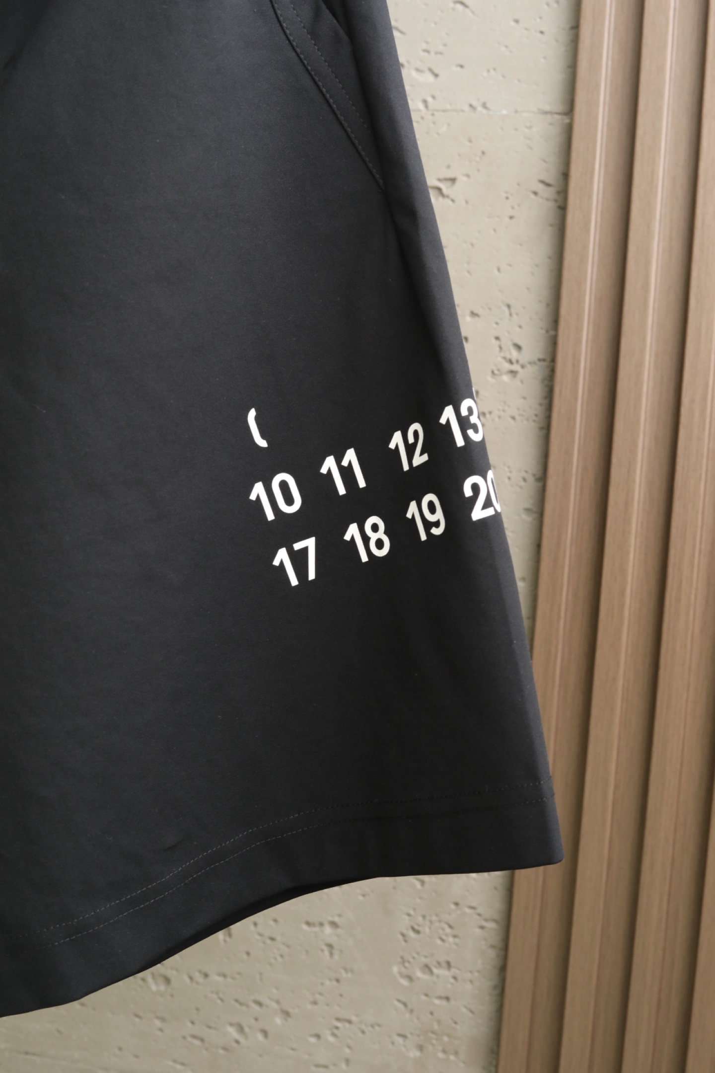 MMM三色微阔短裤｜时尚演绎 设计风格✨甄选定制化赋能聚酯纤维，轻质均匀的浆层外料，带来细腻丝滑触感的同