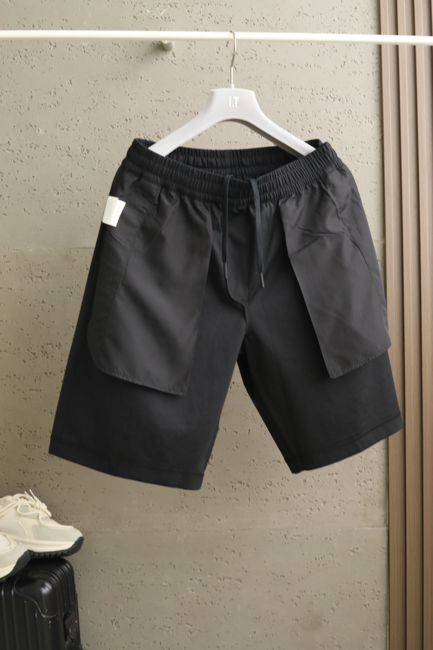 MMM三色微阔短裤｜时尚演绎 设计风格✨甄选定制化赋能聚酯纤维，轻质均匀的浆层外料，带来细腻丝滑触感的同