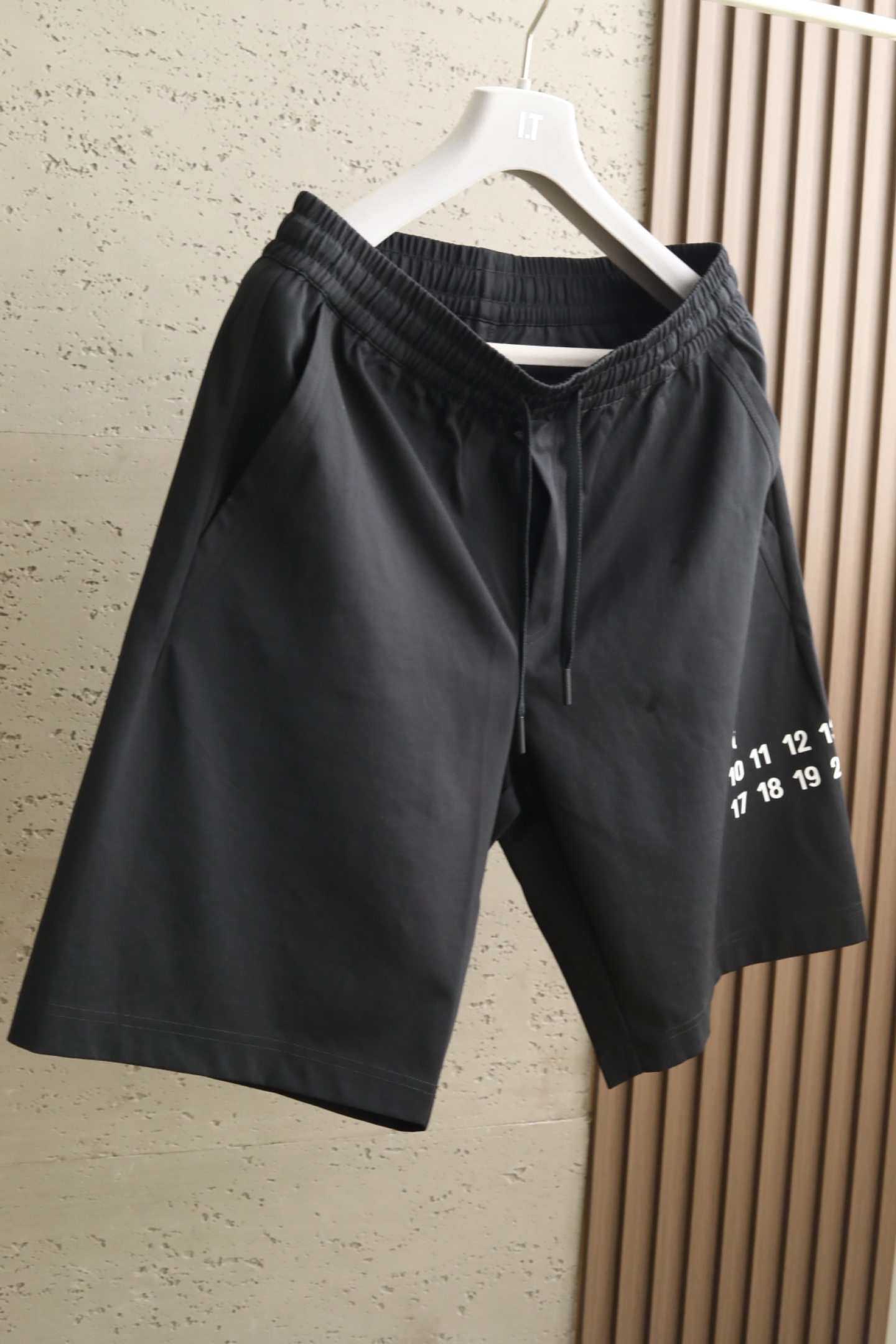 MMM三色微阔短裤｜时尚演绎 设计风格✨甄选定制化赋能聚酯纤维，轻质均匀的浆层外料，带来细腻丝滑触感的同