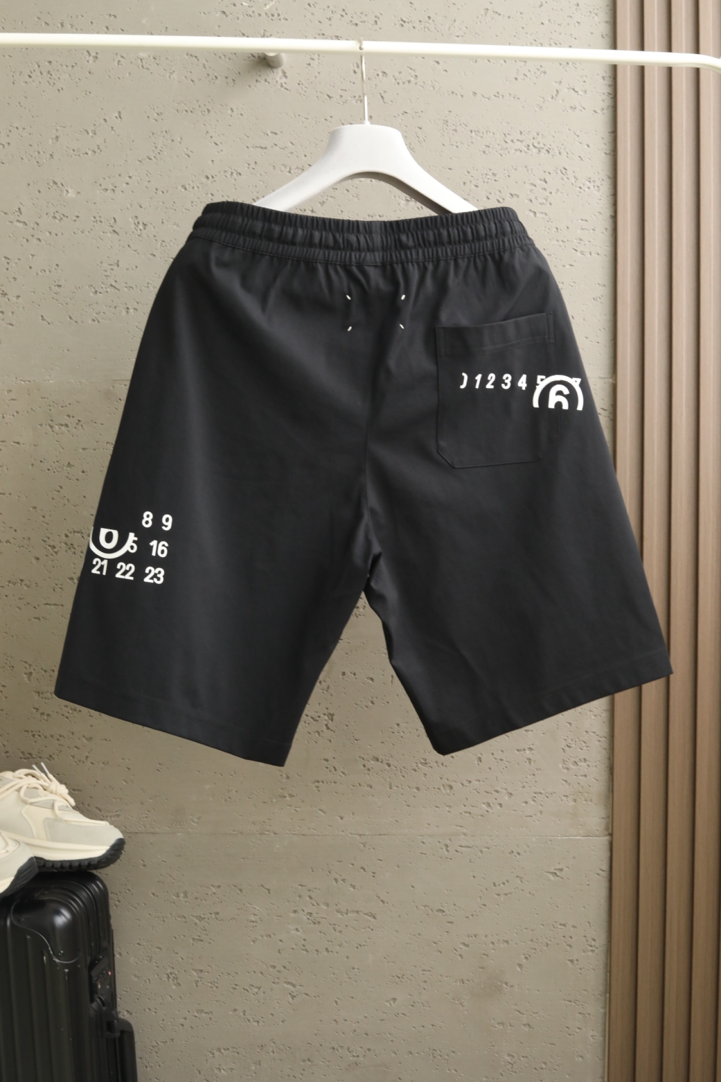 MMM三色微阔短裤｜时尚演绎 设计风格✨甄选定制化赋能聚酯纤维，轻质均匀的浆层外料，带来细腻丝滑触感的同