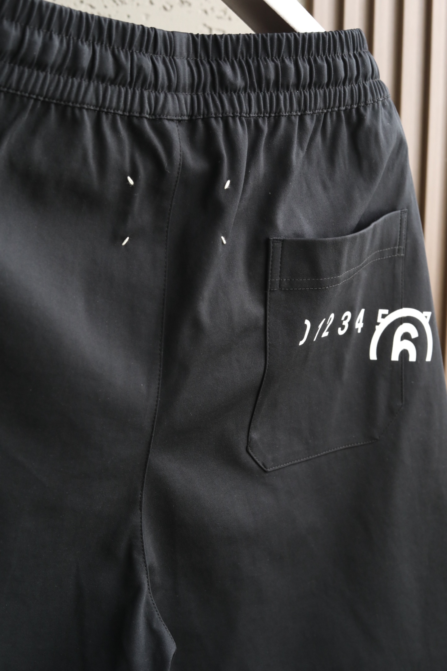 MMM三色微阔短裤｜时尚演绎 设计风格✨甄选定制化赋能聚酯纤维，轻质均匀的浆层外料，带来细腻丝滑触感的同