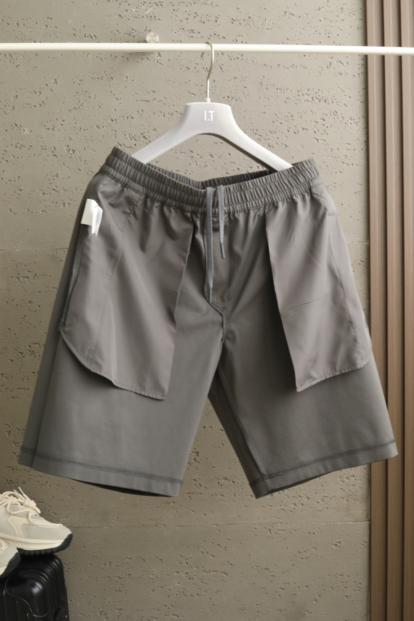 MMM三色微阔短裤｜时尚演绎 设计风格✨甄选定制化赋能聚酯纤维，轻质均匀的浆层外料，带来细腻丝滑触感的同