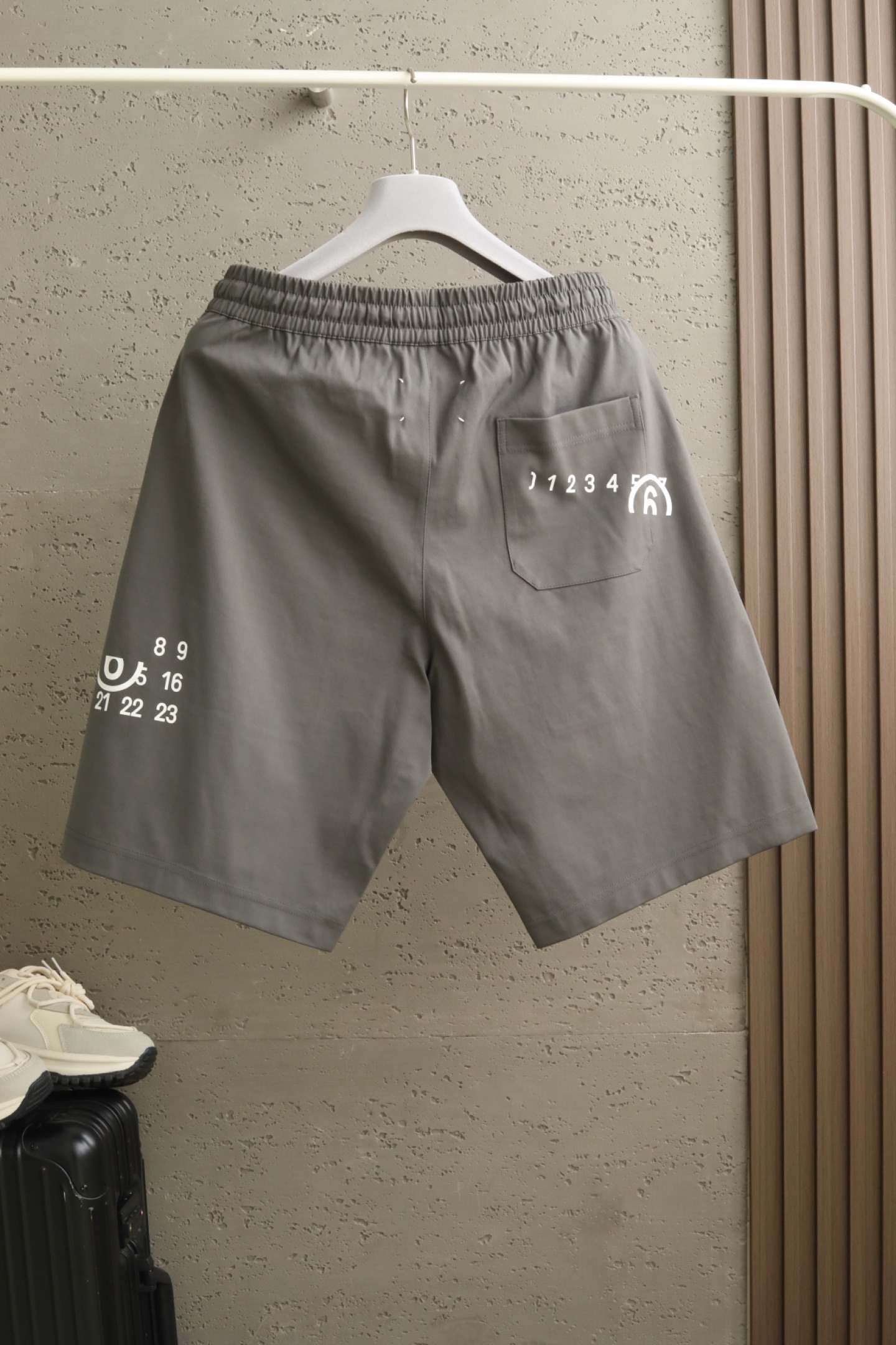 MMM三色微阔短裤｜时尚演绎 设计风格✨甄选定制化赋能聚酯纤维，轻质均匀的浆层外料，带来细腻丝滑触感的同