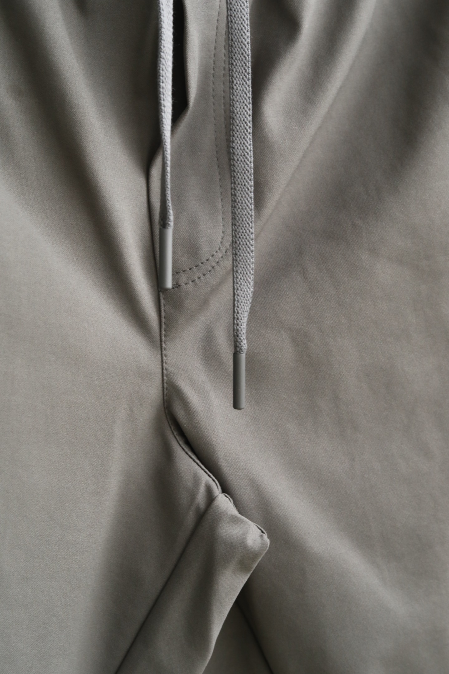 MMM三色微阔短裤｜时尚演绎 设计风格✨甄选定制化赋能聚酯纤维，轻质均匀的浆层外料，带来细腻丝滑触感的同