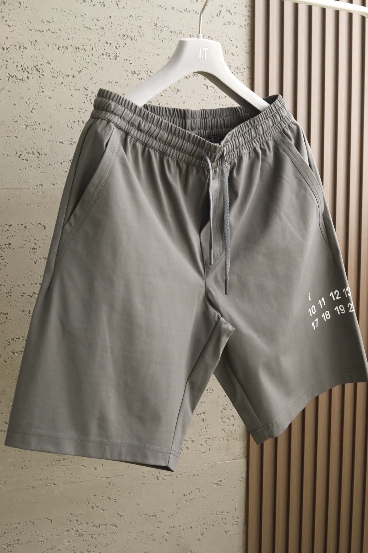 MMM三色微阔短裤｜时尚演绎 设计风格✨甄选定制化赋能聚酯纤维，轻质均匀的浆层外料，带来细腻丝滑触感的同