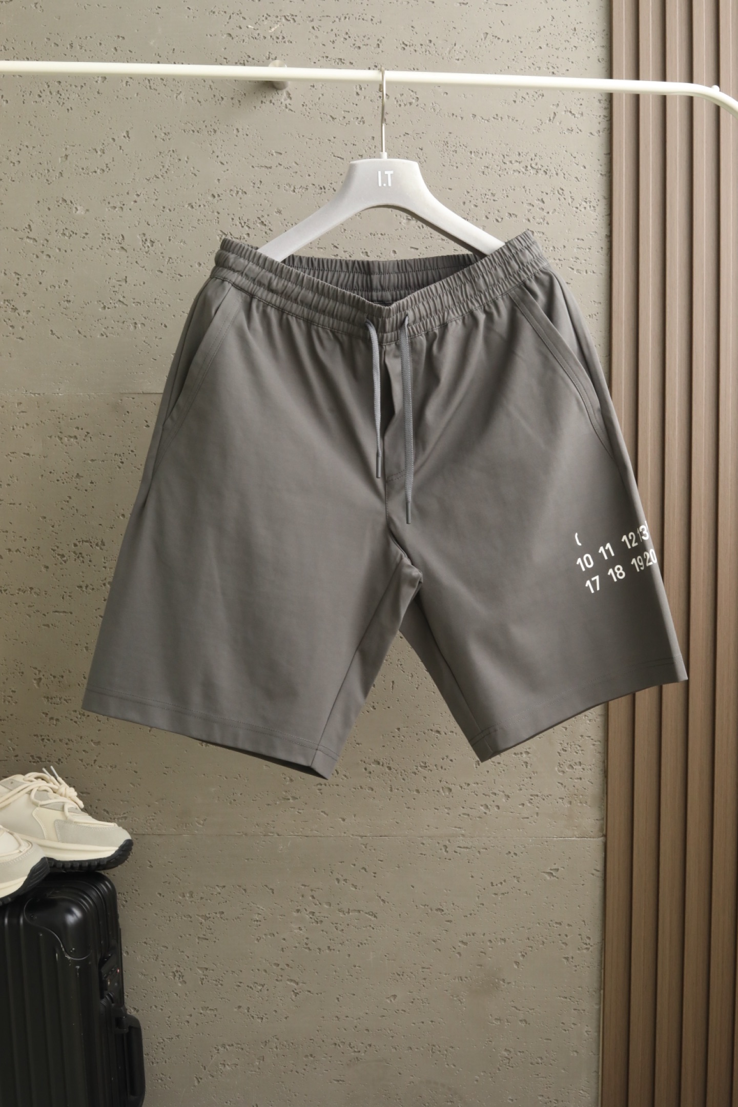 MMM三色微阔短裤｜时尚演绎 设计风格✨甄选定制化赋能聚酯纤维，轻质均匀的浆层外料，带来细腻丝滑触感的同