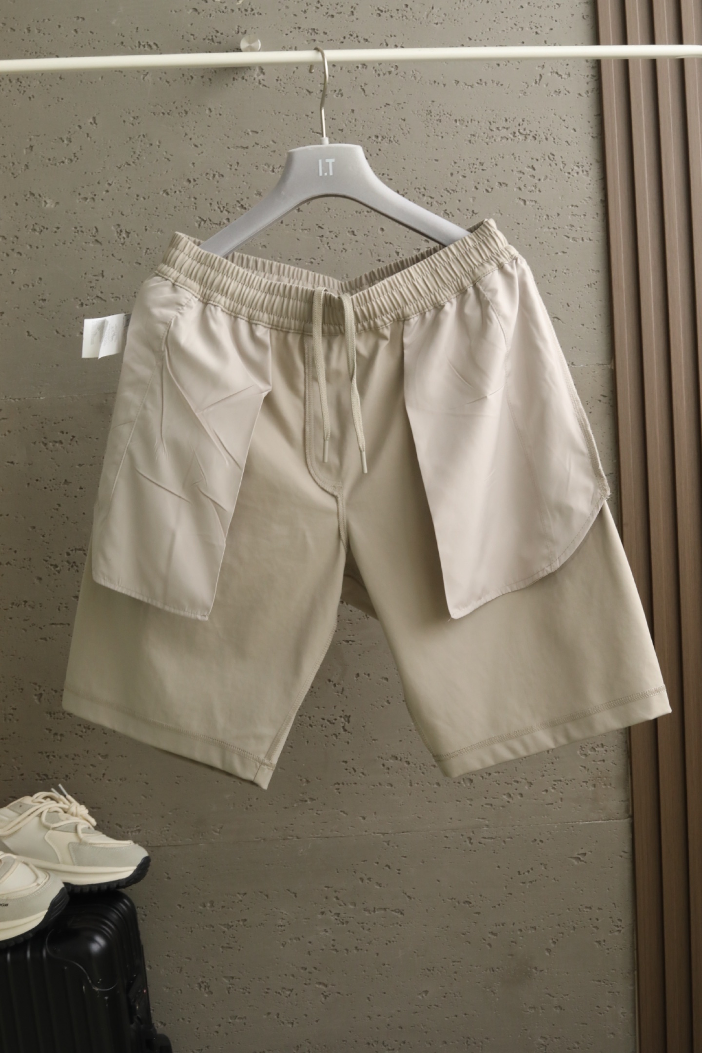 MMM三色微阔短裤｜时尚演绎 设计风格✨甄选定制化赋能聚酯纤维，轻质均匀的浆层外料，带来细腻丝滑触感的同