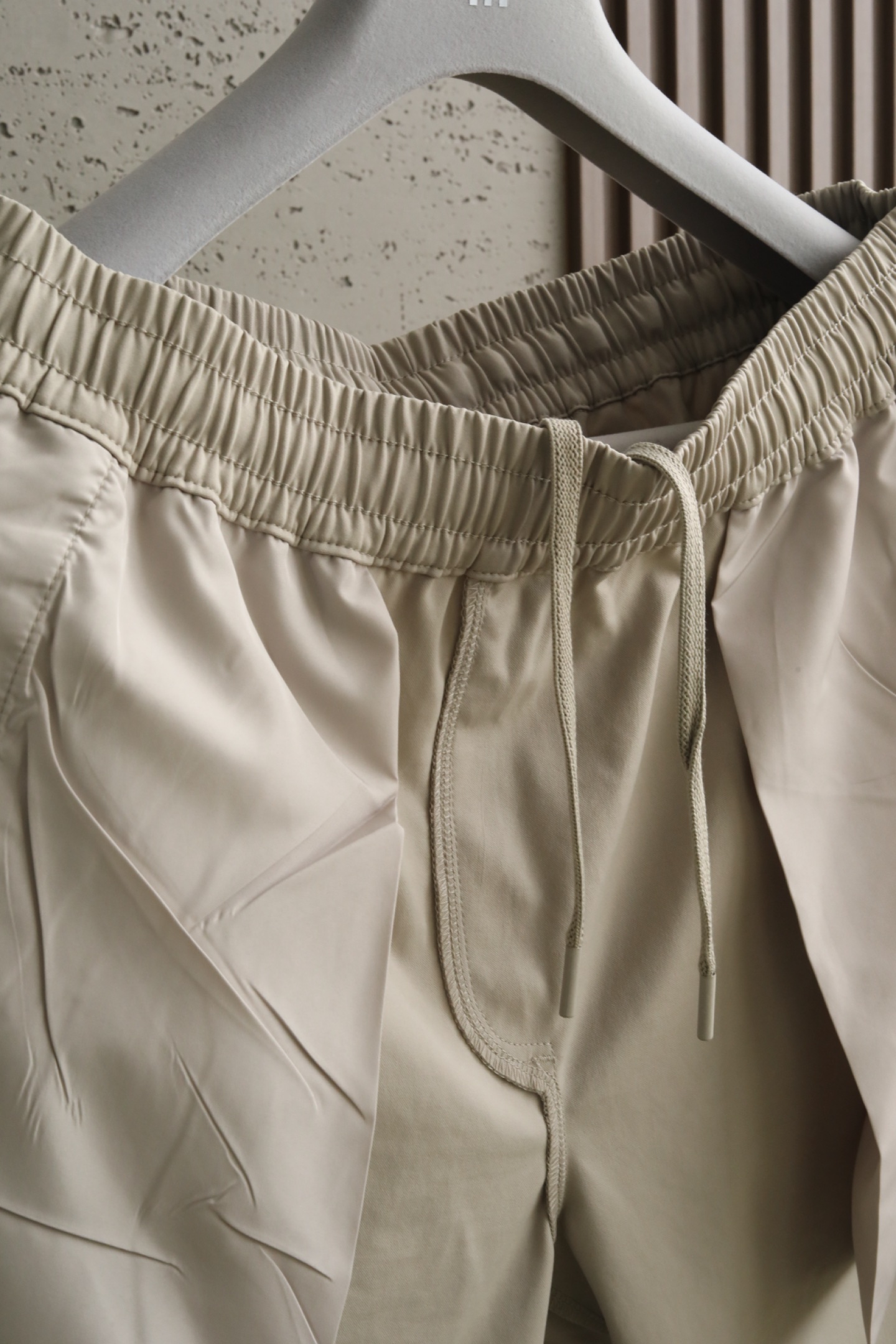 MMM三色微阔短裤｜时尚演绎 设计风格✨甄选定制化赋能聚酯纤维，轻质均匀的浆层外料，带来细腻丝滑触感的同