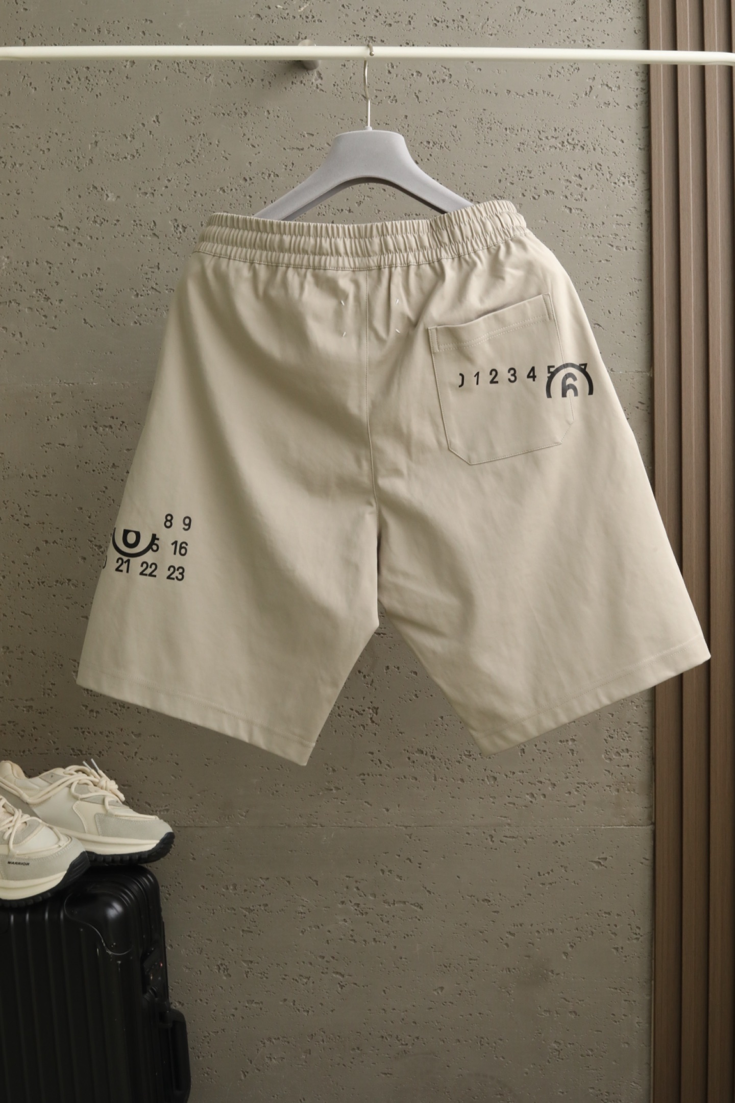 MMM三色微阔短裤｜时尚演绎 设计风格✨甄选定制化赋能聚酯纤维，轻质均匀的浆层外料，带来细腻丝滑触感的同