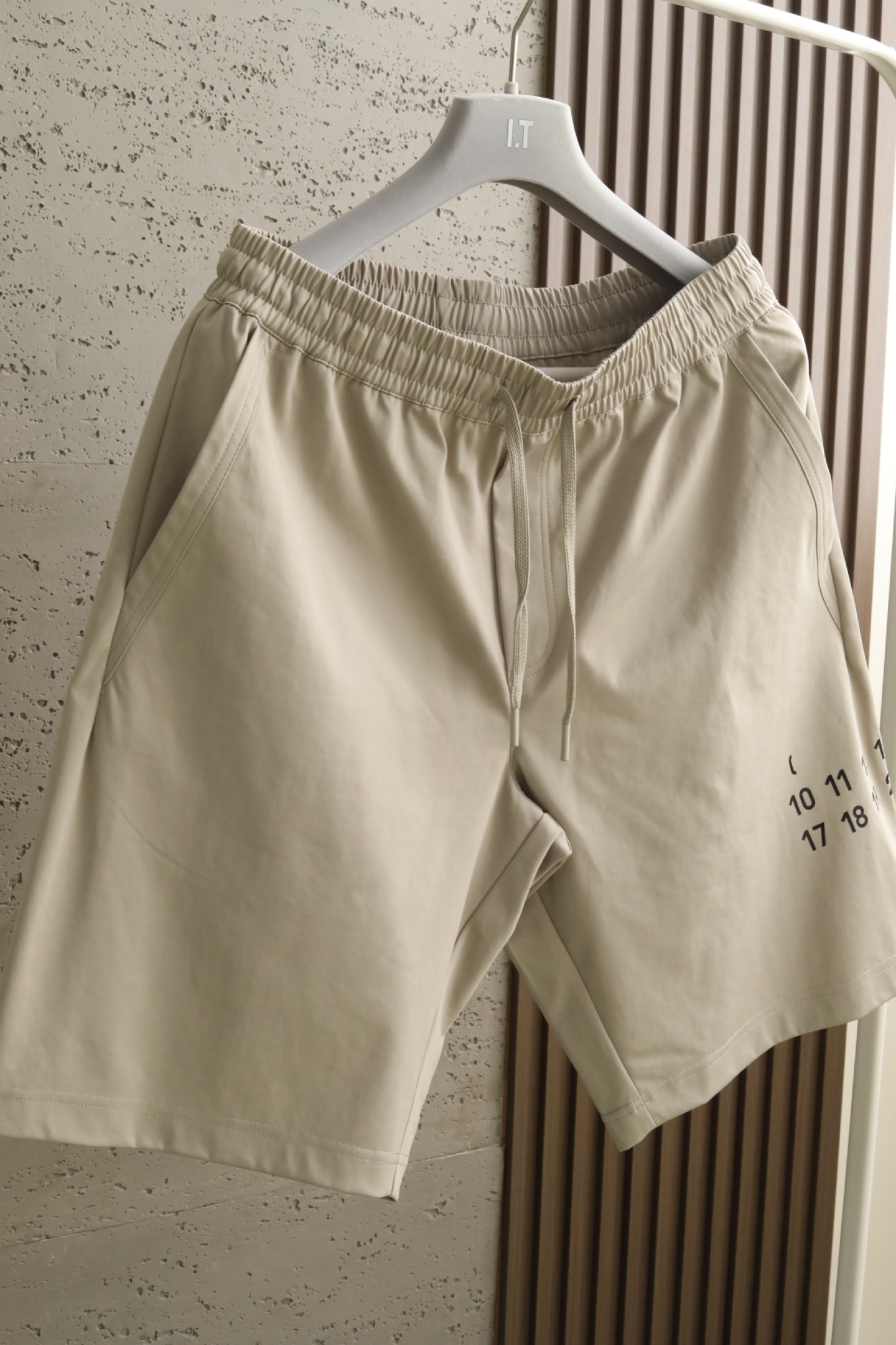 MMM三色微阔短裤｜时尚演绎 设计风格✨甄选定制化赋能聚酯纤维，轻质均匀的浆层外料，带来细腻丝滑触感的同