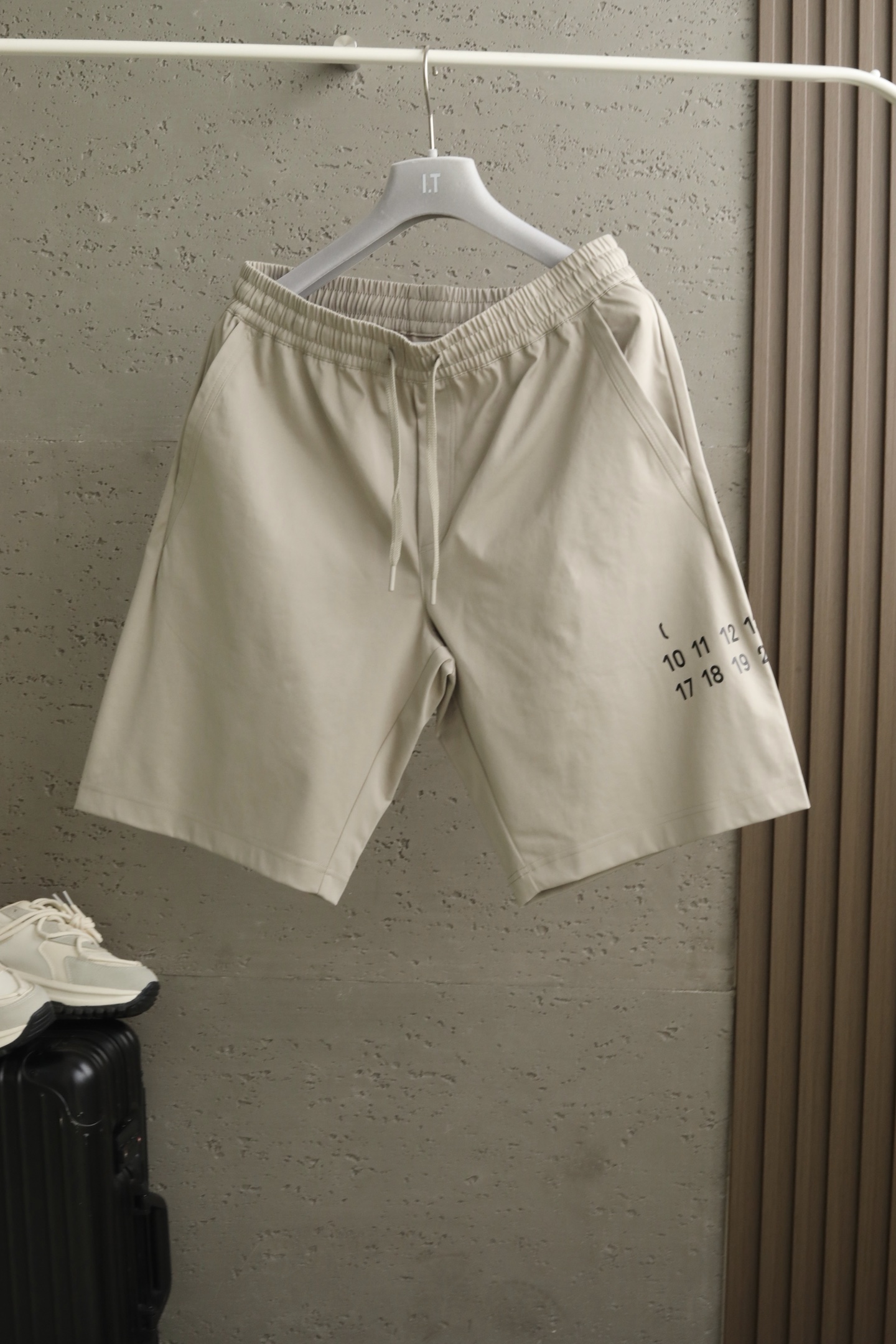 MMM三色微阔短裤｜时尚演绎 设计风格✨甄选定制化赋能聚酯纤维，轻质均匀的浆层外料，带来细腻丝滑触感的同