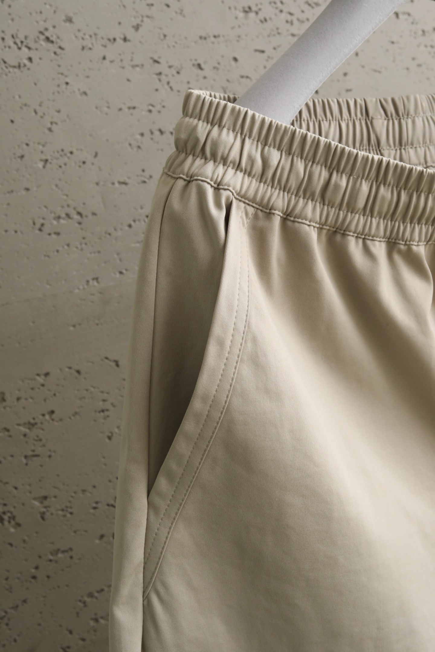 MMM三色微阔短裤｜时尚演绎 设计风格✨甄选定制化赋能聚酯纤维，轻质均匀的浆层外料，带来细腻丝滑触感的同