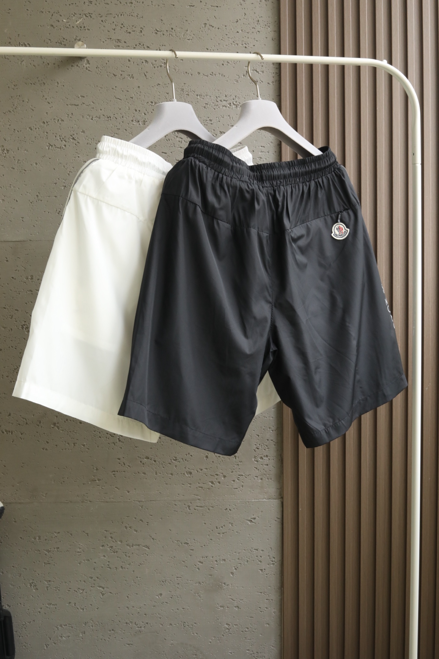 🔥🔥🔥2026年夏季上新 MO*CLER蒙口 26年夏季新款休闲短裤经典标识速干抽绳沙滩短裤采用高密度锦