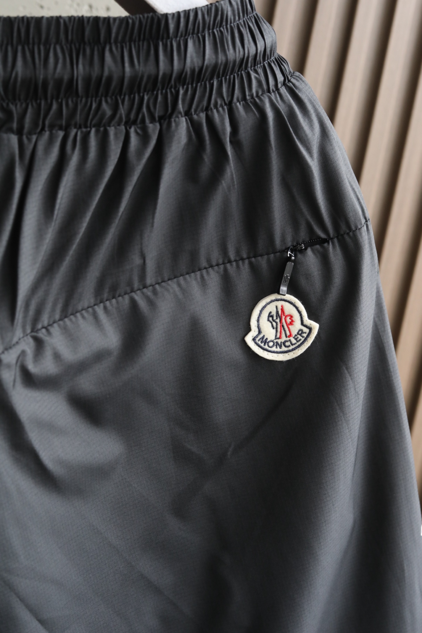 🔥🔥🔥2026年夏季上新 MO*CLER蒙口 26年夏季新款休闲短裤经典标识速干抽绳沙滩短裤采用高密度锦