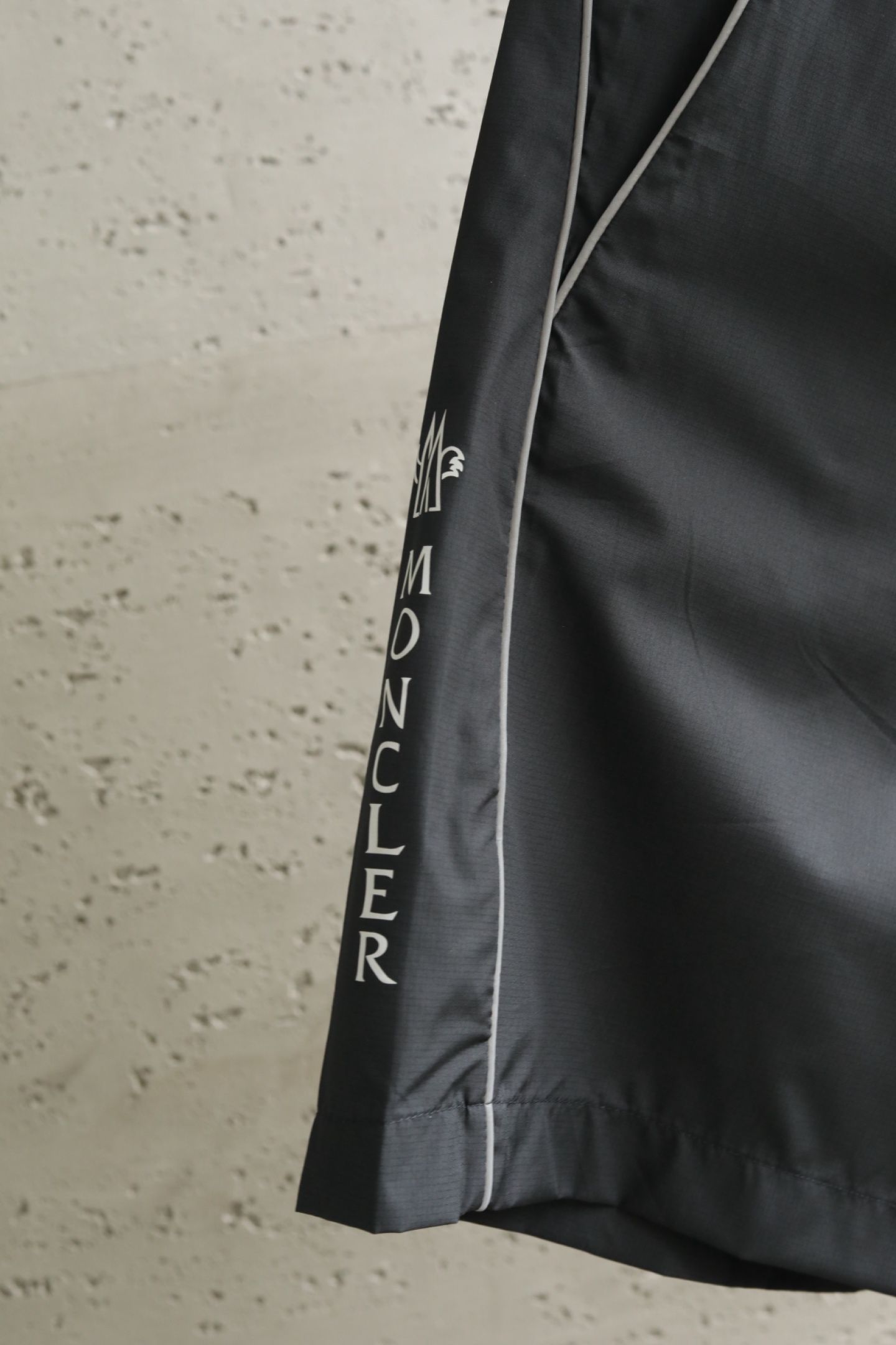 🔥🔥🔥2026年夏季上新 MO*CLER蒙口 26年夏季新款休闲短裤经典标识速干抽绳沙滩短裤采用高密度锦