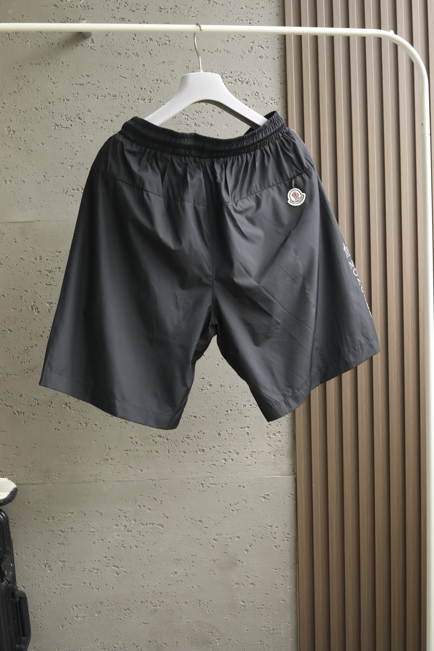 🔥🔥🔥2026年夏季上新 MO*CLER蒙口 26年夏季新款休闲短裤经典标识速干抽绳沙滩短裤采用高密度锦