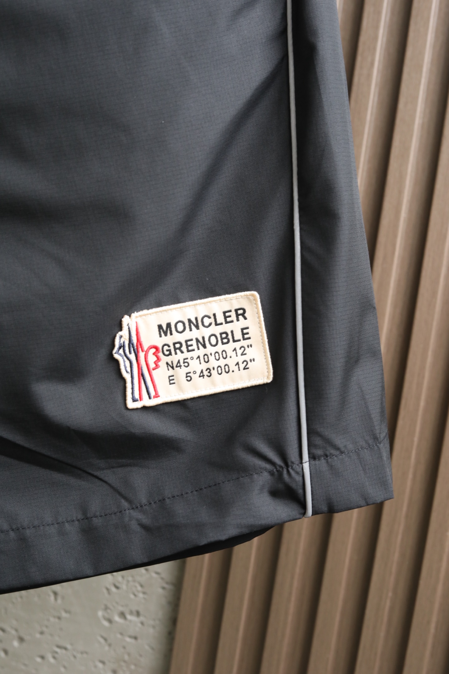 🔥🔥🔥2026年夏季上新 MO*CLER蒙口 26年夏季新款休闲短裤经典标识速干抽绳沙滩短裤采用高密度锦