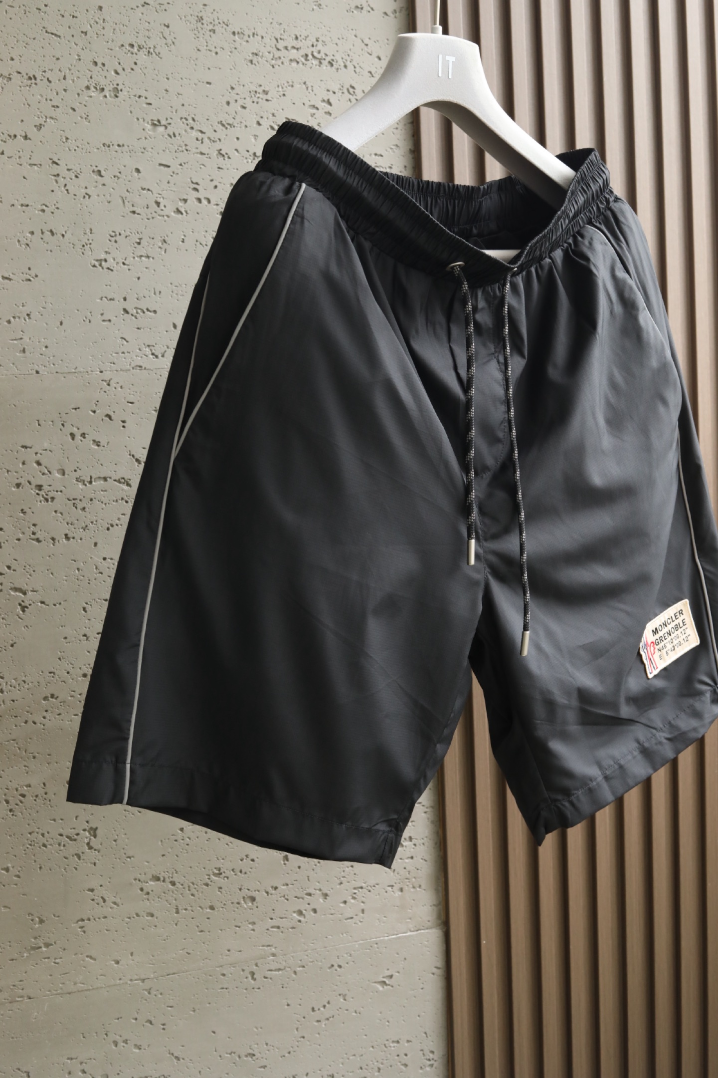 🔥🔥🔥2026年夏季上新 MO*CLER蒙口 26年夏季新款休闲短裤经典标识速干抽绳沙滩短裤采用高密度锦