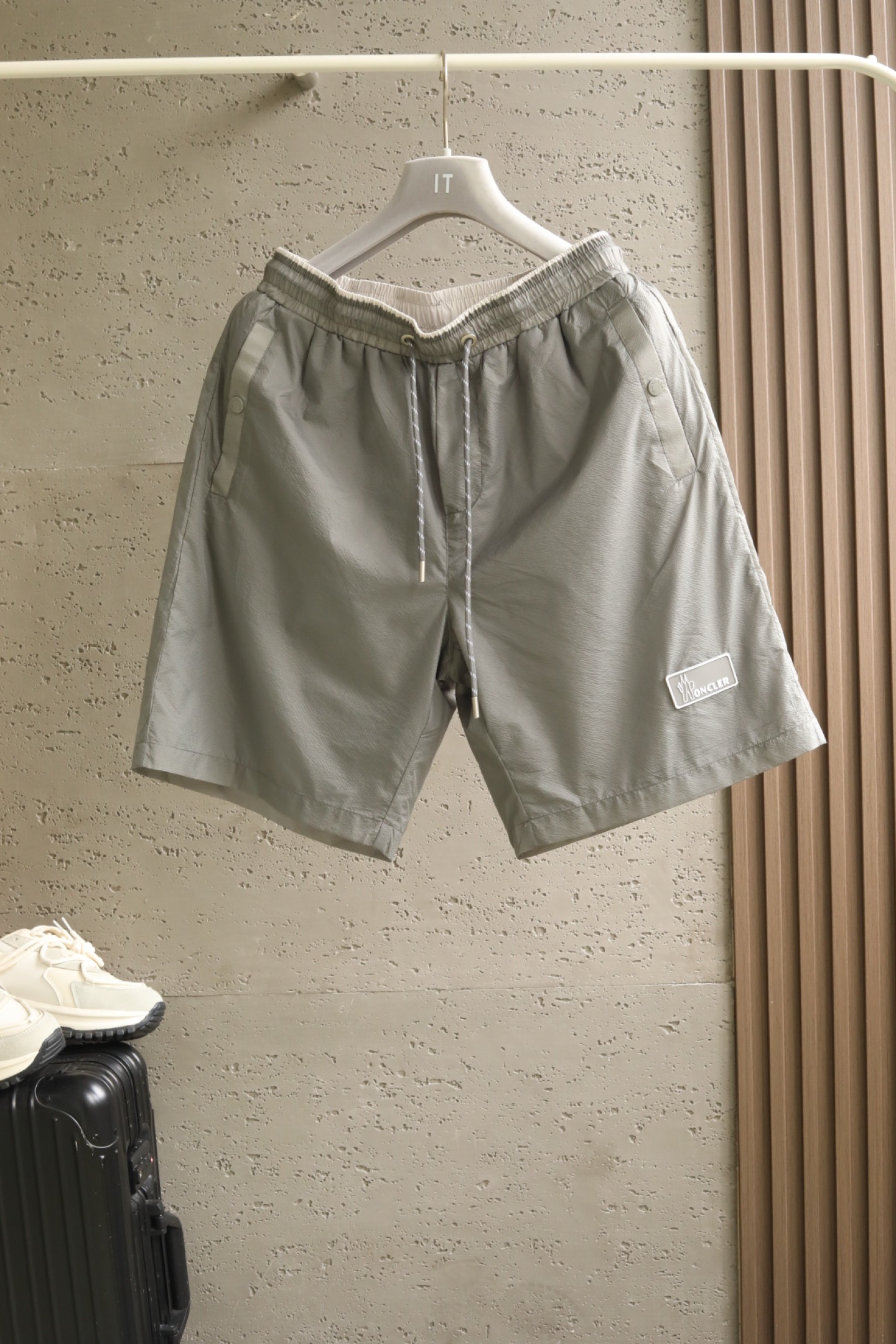 NO:845329,Clothes Pants New Arrival | 2026 SS Spring and Summer Light Luxury Functional Series NEW | Urban Light Sports Aesthetics | Double-sided Texture Interpretation | High-Density Lightweight Sun Protection Set  Selecting high-density nylon fiber combined with elastic technology yarn, the fabric feels delicate and light, showing a natural micro-wrinkle texture effect. The upper body has a light and airy feel, which is windproof, sunproof and breathable, creating a high-end wearing experience that combines commuting and leisure in spring and summer. The hooded jacket adopts a three-dimensional silhouette cut, customized contrasting color drawstrings and metal details, the overall vision is cleaner and neater  The elastic cuff design on the cuffs and hem improves the overall sense of layering and wrapping, modifies the body shape and enhances the sporty atmosphere. The shorts of the same series adopt a loose straight fit, and the hemming pockets are combined with the taping process to provide high-end and eye-catching details. The overall light weight and low weight, the upper body is straight and not sagging, both comfortable and high-end, easily interpreting the aesthetics of old-money sportswear. Color Mist Grey, Turquoise Green, Deep Ocean Blue Size M-3XL  #J66323,,shorts,jackets & coats,hats,19860909衣服 裤子 新品上架｜2026 SS 春夏轻奢机能系列 NEW｜都市轻运动美学｜双面质感演绎｜高密轻量防晒套装 甄选高密尼龙纤维结合弹力科技纱线,面料触感细腻轻盈,呈现自然微皱肌理效果.上身自带轻薄空气感,兼具防风、防晒与透气性能,打造春夏通勤与休闲兼顾的高阶穿搭体验. 连帽外套采用立体廓形剪裁,定制撞色抽绳搭配金属细节,整体视觉更加干净利落 袖口及下摆松紧收口设计,提升整体层次感与包裹性,修饰身形同时增强运动氛围 同系列短裤采用宽松直筒版型,包边口袋结合压胶工艺处理,细节高级耐看 整体轻量低克重,上身挺括不塌陷,兼具舒适度与高级感,轻松诠释老钱风运动穿搭美学 颜色薄雾灰 松石绿 深海蓝 尺码M-3XL #J66323,,shorts,jackets & coats,hats,,Men's clothing