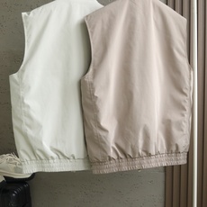 羽绒服 🆕 BC白鹅羽绒立领工装马甲 摒弃多余装饰,以意式精工重塑羽绒马甲的高级质感。 甄选90%白鹅绒填充, 羽绒服 🆕 BC白鹅羽绒立领工装马甲 摒弃多余装饰,以意式精工重塑羽绒马甲的高级质感。 甄选90%白鹅绒填充,