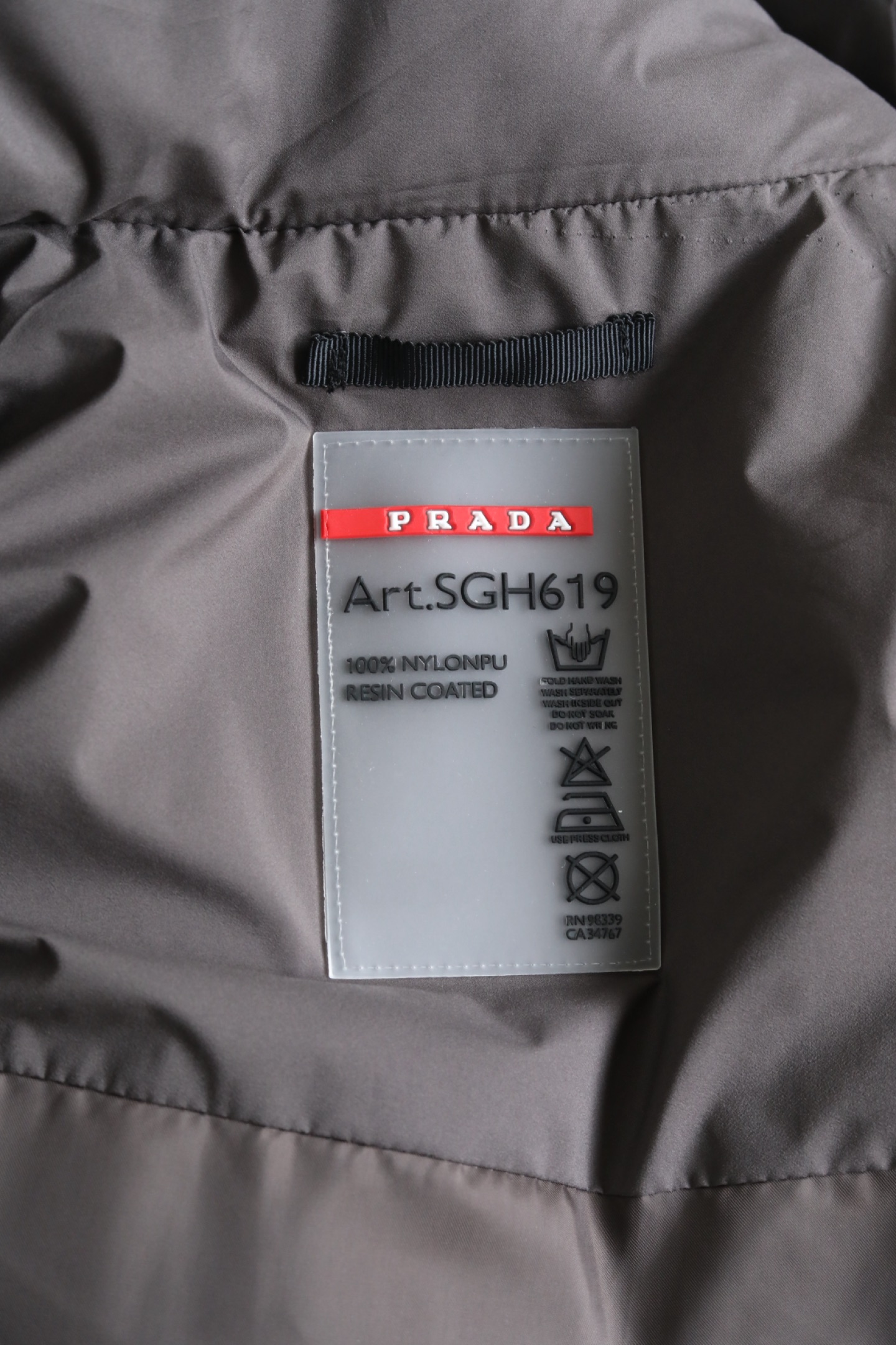 2026年秋冬新品上架🔥 PR*DA普*达 26年秋冬新款棉夹克 一眼高级的冷感黑,直接焊在身上!极简风格廓形,定制尼龙 2026年秋冬新品上架🔥 PR*DA普*达 26年秋冬新款棉夹克 一眼高级的冷感黑,直接焊在身上!极简风格廓形,定制尼龙