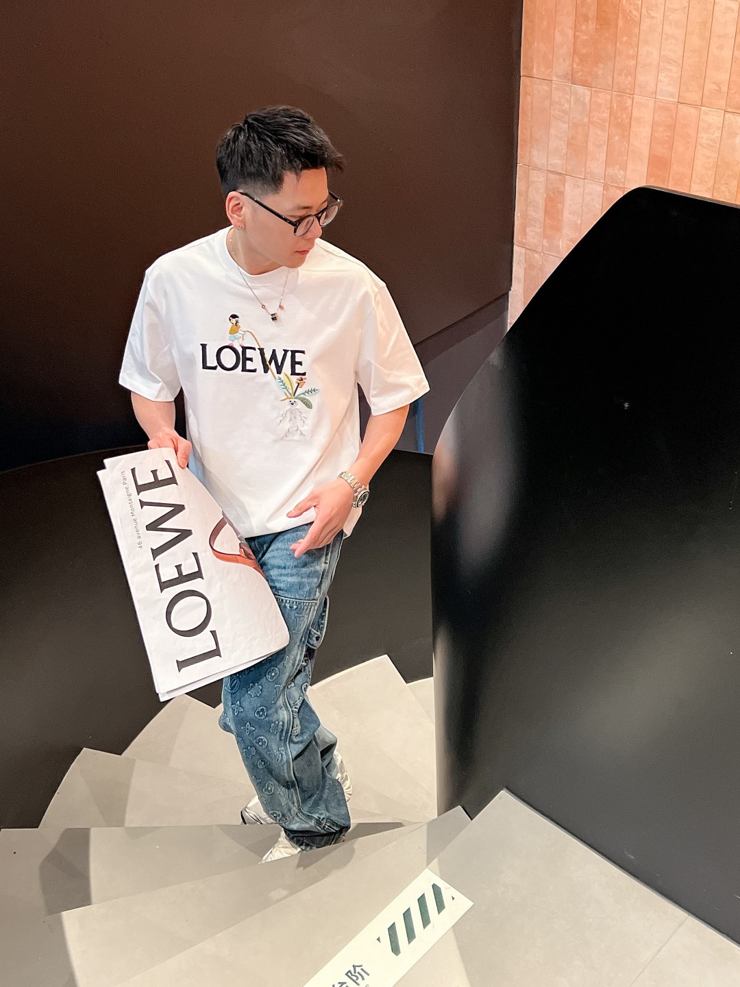 YLLOEWE\n原版定制 全品相高品质加密精梳棉面料 胸前标识logo刺绣上身舒适透气不僵硬 整体有着丰富的立体感 男女同款\n颜色：黑色 白色 卡色\n尺码：M～XL