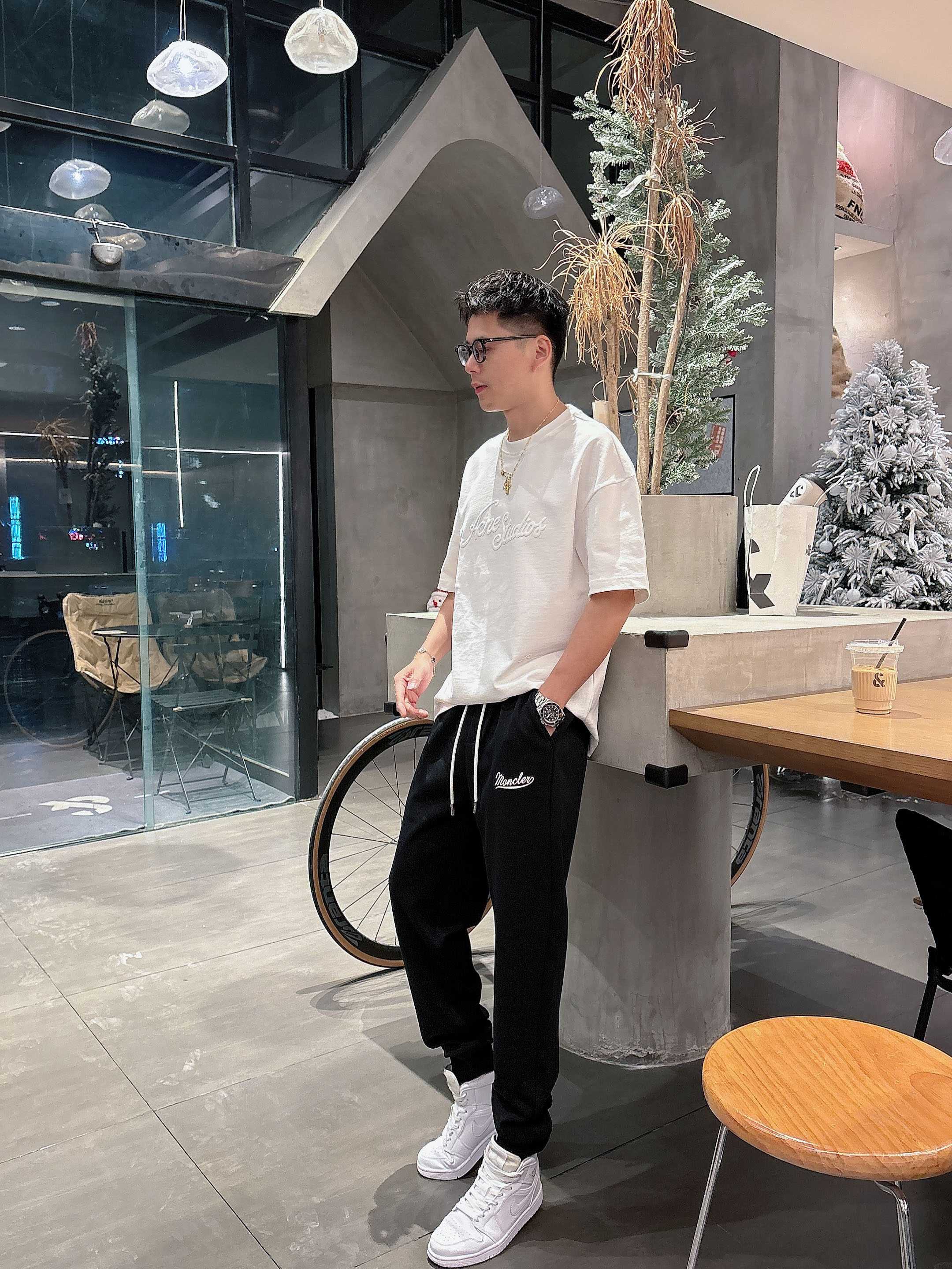 NO:118378,MONCLER air-layer cotton fabric spring and summer casual pants are a new aesthetic interpretation, interpreting a rich style of style, with a strong sense of detail and design. The classic brand logo is used as a color combination to interpret classic brand fashion, adding luster to the overall shape. Imported fabrics are light and refreshing, soft and comfortable. The inner woven surface is flat and breathable, simple and unique charm. The new casual fashion sweatpants in spring and summer are designed by a big brand to create a fashionable and trendy feeling, with exquisite details and excellent quality. The trousers are embellished with the iconic brand logo, highlighting the brand style, and creating fashionable and diverse styles. The imported fabric is carefully crafted, soft and comfortable, and is also skin-friendly and warm. It is a pair of pants that are comfortable for both home and out. You can go out with a casual jacket and sweatshirt~ Color black gray Size: M  L XL 2XL 3XL, christian louboutin,hoodie,sweatshirts,jackets & coats,alexander wang19860909MONCLER空气层棉面料 春夏休闲裤子 美学的焕新诠释,演绎浓郁的格调型时尚风范,细节感和设计感强悍.经典品牌标识做为色彩搭配,演绎经典的品牌时尚,为整体造型增光添彩.进口面料,轻薄清爽,柔软舒适.内里织面平整透气性极佳,简洁而富有独特魅力. 25春夏新款休闲时尚卫裤,这款卫裤采用大牌的设计打造时尚潮流感,细节处理精致到位,展现超高的品质. 裤身上点缀标志性品牌标识,彰显品牌格调,打造时尚多样的造型.进口面料精心打造,柔软舒适,还亲肤保暖,是居家和外出都很舒适的一款裤子,随便搭个外套卫衣就可以出门啦~ 颜色黑色灰色  尺码:M L XL 2XL 3XL,,christian louboutin,hoodie,sweatshirts,jackets & coats,alexander wang,Men's clothing