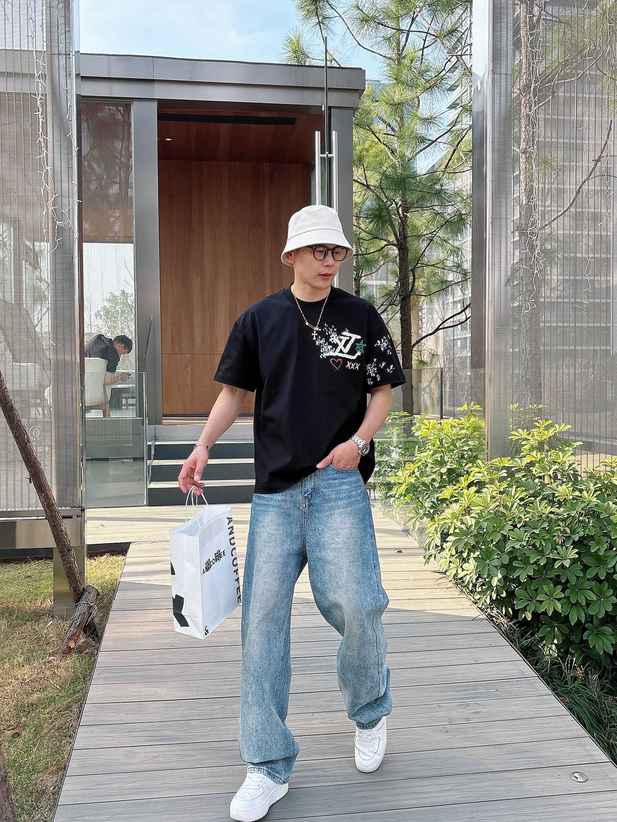 NO:159935,LV25ss summer new hand-painted short-sleeved T-shirt!  The counter is synchronized, each piece is made by hand. The unique logo is the exclusive first on the entire network. The versatile details are perfectly processed 240 grams of pure cotton fabric is very exquisite. The original fabric is the same as the internet celebrity celebrity and the same high-quality feel is very comfortable. Fashion and personality. The super versatile and beautiful style is the same as the men and women. The color is black and white. The number of codes is M-3XL,,louis vuitton, T-shirt,tees, t-shirt,alexander wang19860909LV25ss夏季新款手绘短袖T恤！专柜同步,每一件都是纯手工画制而成.独特的logo 个性艺术系列全网独家首发 百搭款细节处理完美240克纯棉面料十分精致 原版面料 网红明星同款高版本 高品质手感非常舒服 时尚又个性 超级百搭好看的一款男女同款 颜色黑、白 码数M-3XL,,louis vuitton,T-shirt,tees，t-shirt,alexander wang,Men's clothing