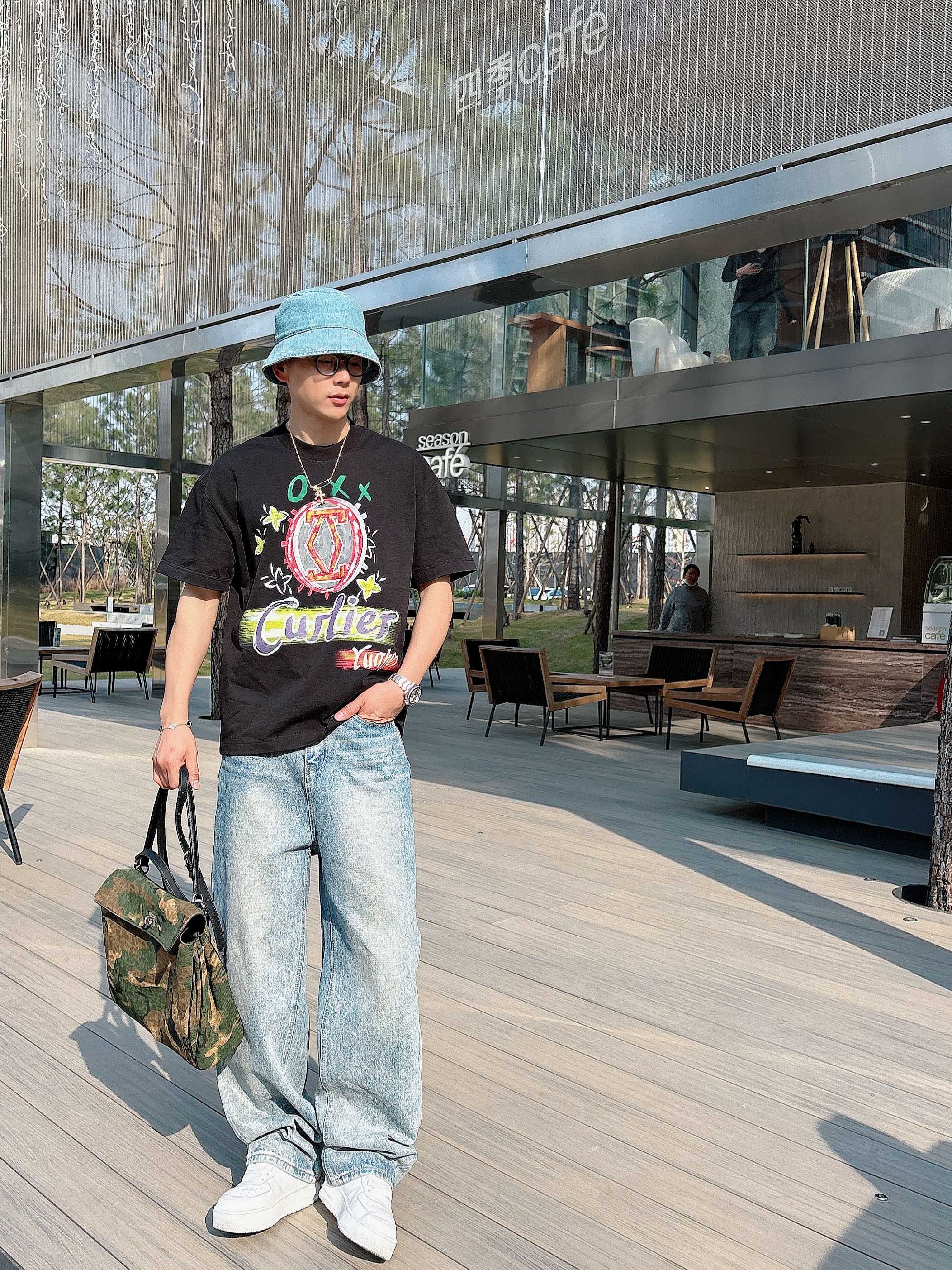 NO:159932,Cartier25ss summer new hand-painted short-sleeved T-shirt!  The counter is synchronized, each piece is made by hand. The unique logo is the exclusive first on the entire network. The versatile style is perfectly processed with 240 grams of pure cotton fabric is very exquisite. The original fabric is the same as the internet celebrity celebrity and the same high-quality feel is very comfortable. Fashion and personality. The super versatile style is the same as the same as the men and women. The color is black and white. The number of numbers M-3XL, cartier, T-shirt,tees, t-shirt,alexander wang19860909Cartier25ss夏季新款手绘短袖T恤！专柜同步,每一件都是纯手工画制而成.独特的logo 个性艺术系列全网独家首发 百搭款细节处理完美240克纯棉面料十分精致 原版面料 网红明星同款高版本 高品质手感非常舒服 时尚又个性 超级百搭好看的一款男女同款 颜色黑、白 码数M-3XL,,cartier,T-shirt,tees，t-shirt,alexander wang,Men's clothing