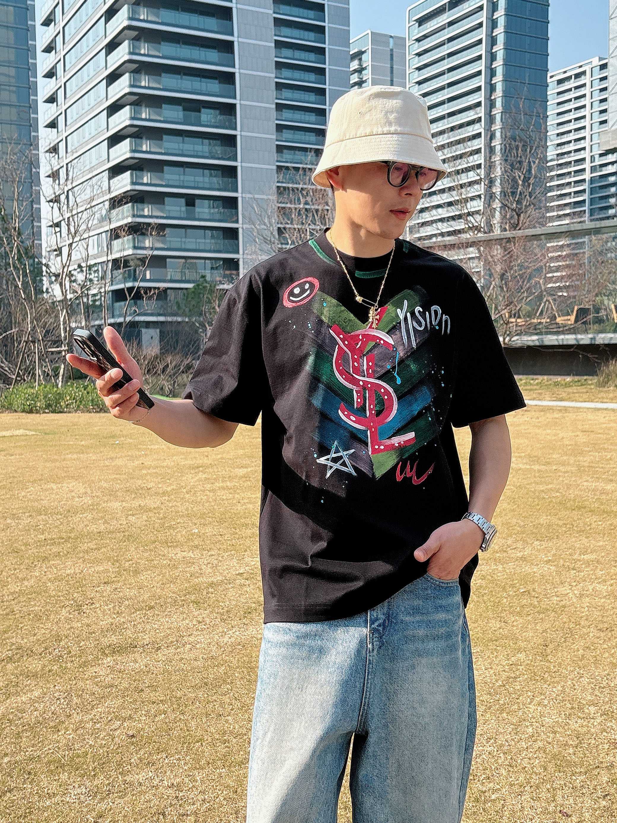 NO:159938,YSL25ss summer new hand-painted short-sleeved T-shirt!  The counter is synchronized, each piece is made of pure hand-painted. The unique logo is the exclusive first on the entire network. The versatile details are perfectly processed 240 grams of pure cotton fabric is very exquisite. The original fabric is the same as the internet celebrity celebrity and the same high-quality feel is very comfortable. Fashion and personality. The super versatile and beautiful style is the same as the men and women. The color is black and white. The number of codes is M-3XL, saint laurent, T-shirt,tees, t-shirt,alexander wang19860909YSL25ss夏季新款手绘短袖T恤！专柜同步,每一件都是纯手工画制而成.独特的logo 个性艺术系列全网独家首发 百搭款细节处理完美240克纯棉面料十分精致 原版面料 网红明星同款高版本 高品质手感非常舒服 时尚又个性 超级百搭好看的一款男女同款 颜色黑、白 码数M-3XL,,saint laurent,T-shirt,tees，t-shirt,alexander wang,Men's clothing