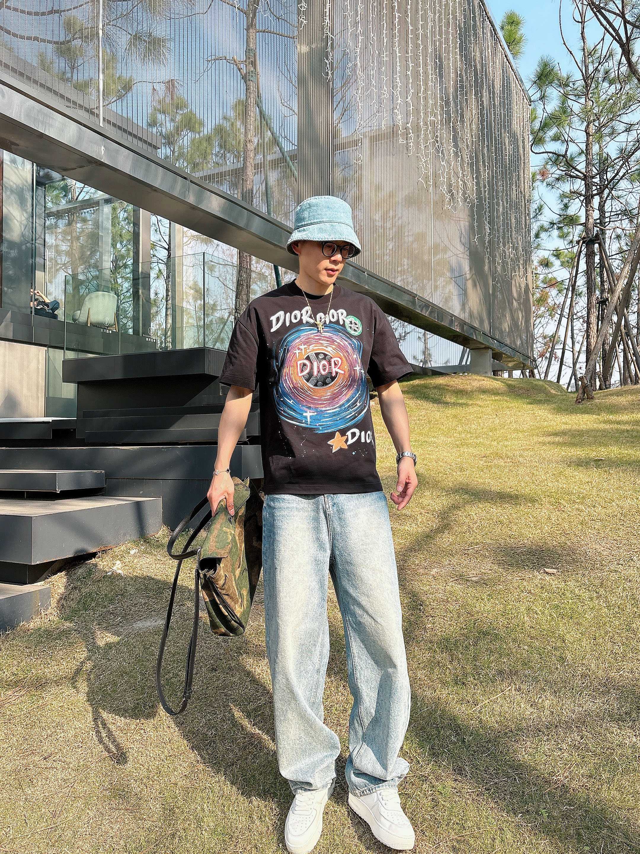 NO:159954,Dior25ss summer new hand-painted short-sleeved T-shirt!  The counter is synchronized, each piece is made by hand. The unique logo is the exclusive first on the entire network. The versatile details are perfectly processed 240 grams of pure cotton fabric is very exquisite. The original fabric is the same as the internet celebrity celebrity and the high-quality feel is very comfortable. Fashion and personality. A super versatile and beautiful style for men and women. The color is black and white. The number of codes M-3XL, dior, T-shirt,tees, t-shirt,alexander wang19860909Dior25ss夏季新款手绘短袖T恤！专柜同步,每一件都是纯手工画制而成.独特的logo 个性艺术系列全网独家首发 百搭款细节处理完美240克纯棉面料十分精致 原版面料 网红明星同款高版本 高品质手感非常舒服 时尚又个性 超级百搭好看的一款男女同款 颜色黑、白 码数M-3XL,,dior,T-shirt,tees，t-shirt,alexander wang,Men's clothing