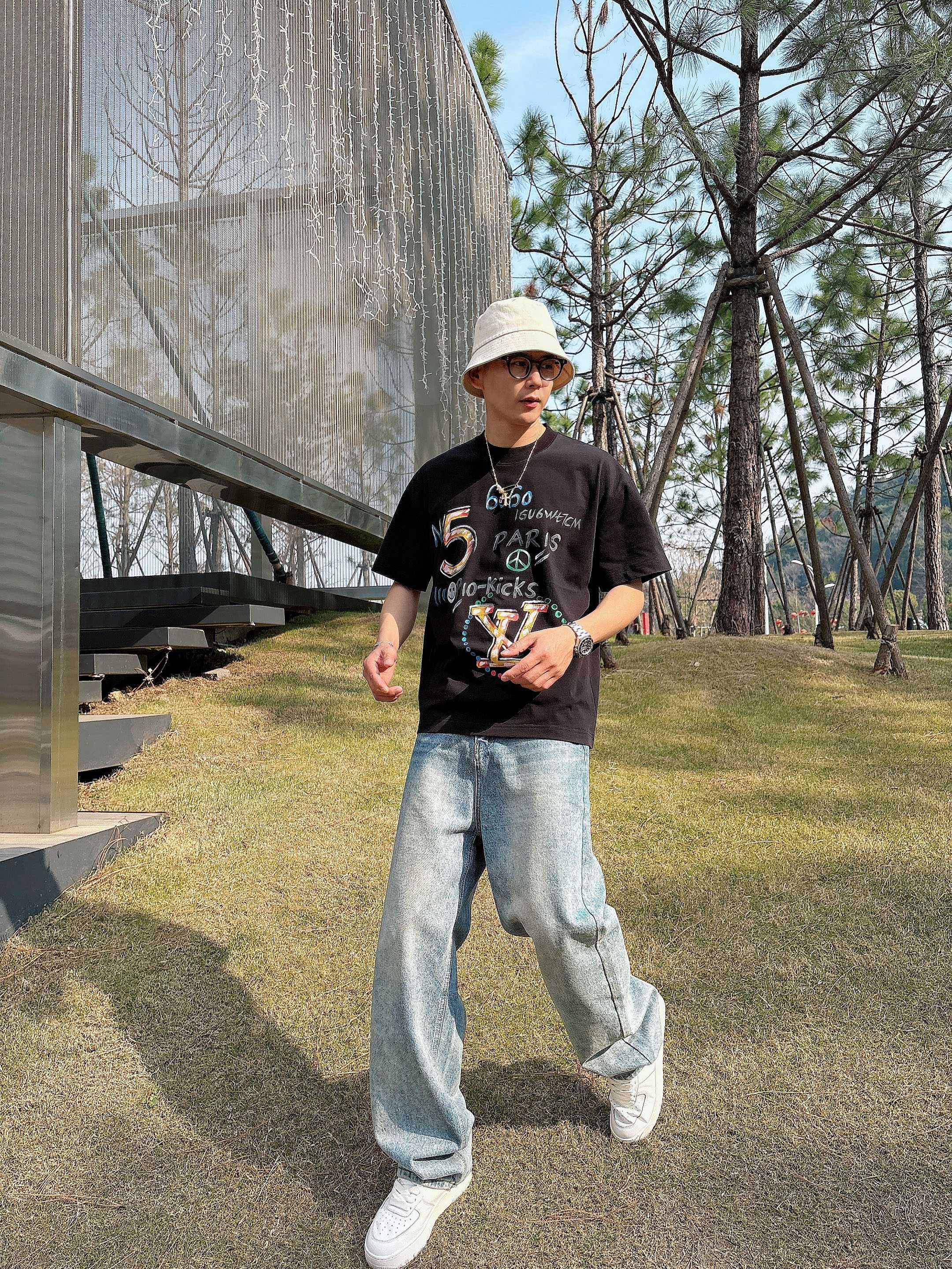 NO:159951,LV25ss summer new hand-painted short-sleeved T-shirt!  The counter is synchronized, each piece is made by hand. The unique logo is the exclusive first on the entire network. The versatile details are perfectly processed 240 grams of pure cotton fabric is very exquisite. The original fabric is the same as the internet celebrity celebrity and the same high-quality feel is very comfortable. Fashion and personality. The super versatile and beautiful style is the same as the men and women. The color is black and white. The number of codes is M-3XL,,louis vuitton, T-shirt,tees, t-shirt,alexander wang19860909LV25ss夏季新款手绘短袖T恤！专柜同步,每一件都是纯手工画制而成.独特的logo 个性艺术系列全网独家首发 百搭款细节处理完美240克纯棉面料十分精致 原版面料 网红明星同款高版本 高品质手感非常舒服 时尚又个性 超级百搭好看的一款男女同款 颜色黑、白 码数M-3XL,,louis vuitton,T-shirt,tees，t-shirt,alexander wang,Men's clothing