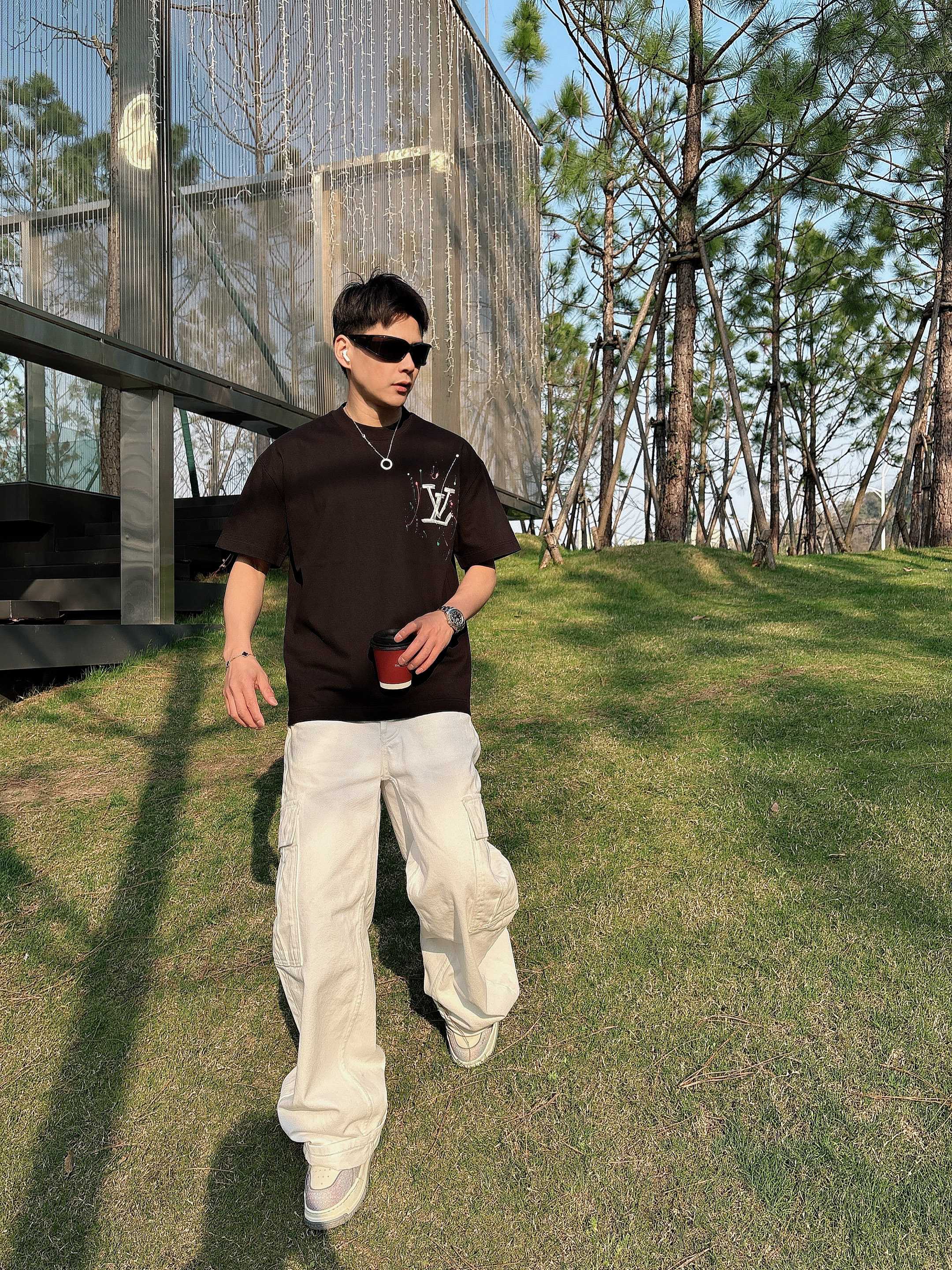 NO:159950,LV25ss summer new hand-painted short-sleeved T-shirt!  The counter is synchronized, each piece is made by hand. The unique logo is the exclusive first on the entire network. The versatile details are perfectly processed 240 grams of pure cotton fabric is very exquisite. The original fabric is the same as the internet celebrity celebrity and the same high-quality feel is very comfortable. Fashion and personality. The super versatile and beautiful style is the same as the men and women. The color is black and white. The number of codes is M-3XL,,louis vuitton, T-shirt,tees, t-shirt,alexander wang19860909LV25ss夏季新款手绘短袖T恤！专柜同步,每一件都是纯手工画制而成.独特的logo 个性艺术系列全网独家首发 百搭款细节处理完美240克纯棉面料十分精致 原版面料 网红明星同款高版本 高品质手感非常舒服 时尚又个性 超级百搭好看的一款男女同款 颜色黑、白 码数M-3XL,,louis vuitton,T-shirt,tees，t-shirt,alexander wang,Men's clothing